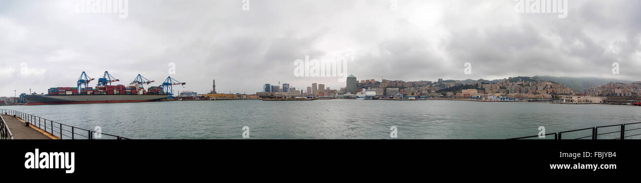 Genova, Italia - 2 Maggio 2015: nave da carico al porto di Genova in Italia. Il porto di Genova è un importante porto italiano sul Mediterraneo Foto Stock
