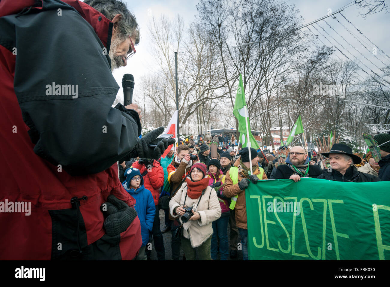 Varsavia, Polonia. Xvii gen, 2016. " Il marzo del Ents'. Protesta ambientale contro albero-il taglio in Bialowieza foreste vergini. Le autorità affermano che il taglio degli alberi aumenta è richiesto per arrestare un focolaio di unione bostrico. Circa 3000 manifestanti radunati davanti all'ufficio del Primo Ministro. Polonia - Varsavia 17 gennaio 2016. Credito: Piotr Skubisz/Alamy Live News Foto Stock