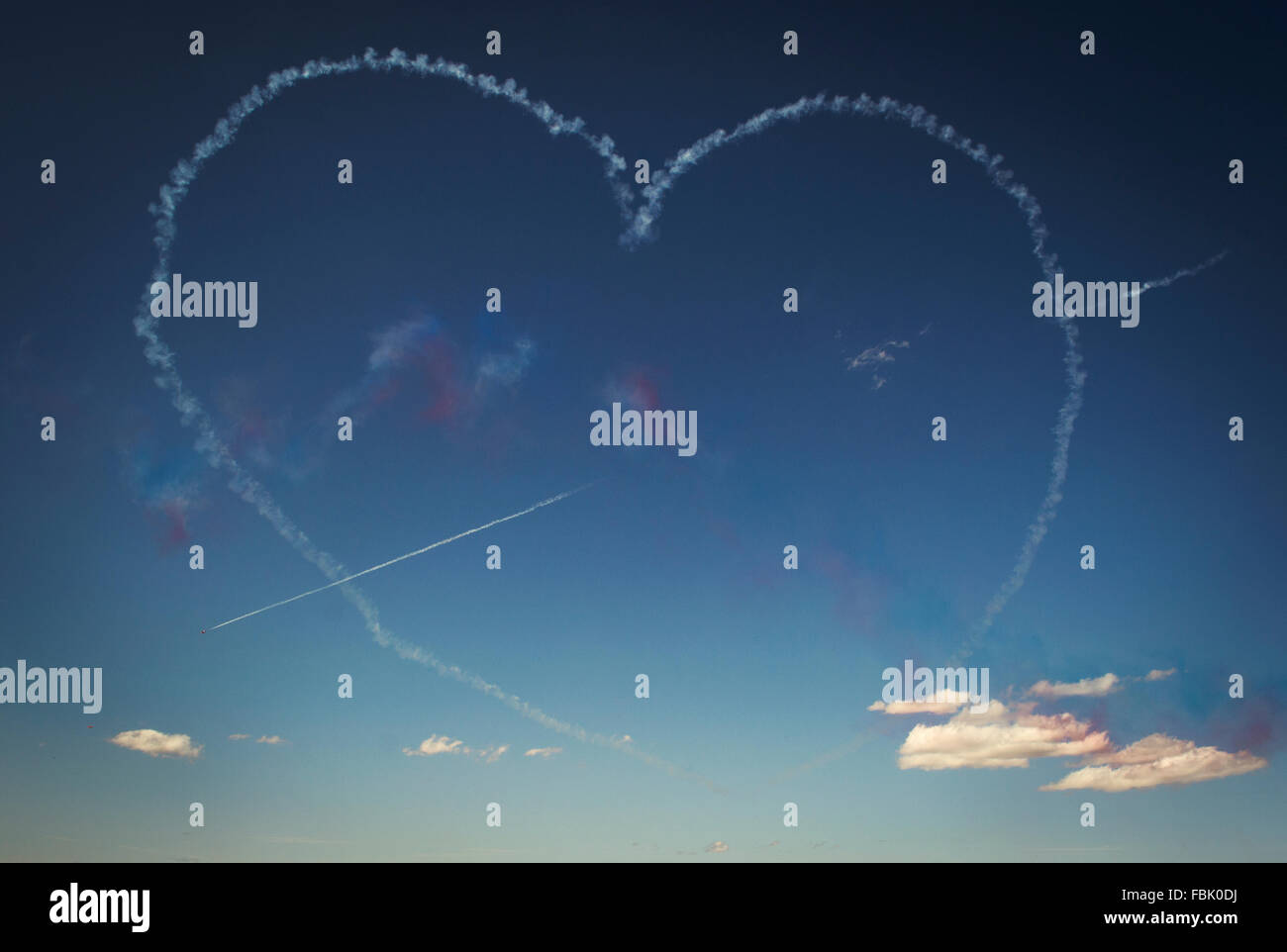Le frecce rosse lancia attraverso il cuore display in un cielo azzurro con poche nuvole a RIAT 2015 International Air Tattoo Foto Stock