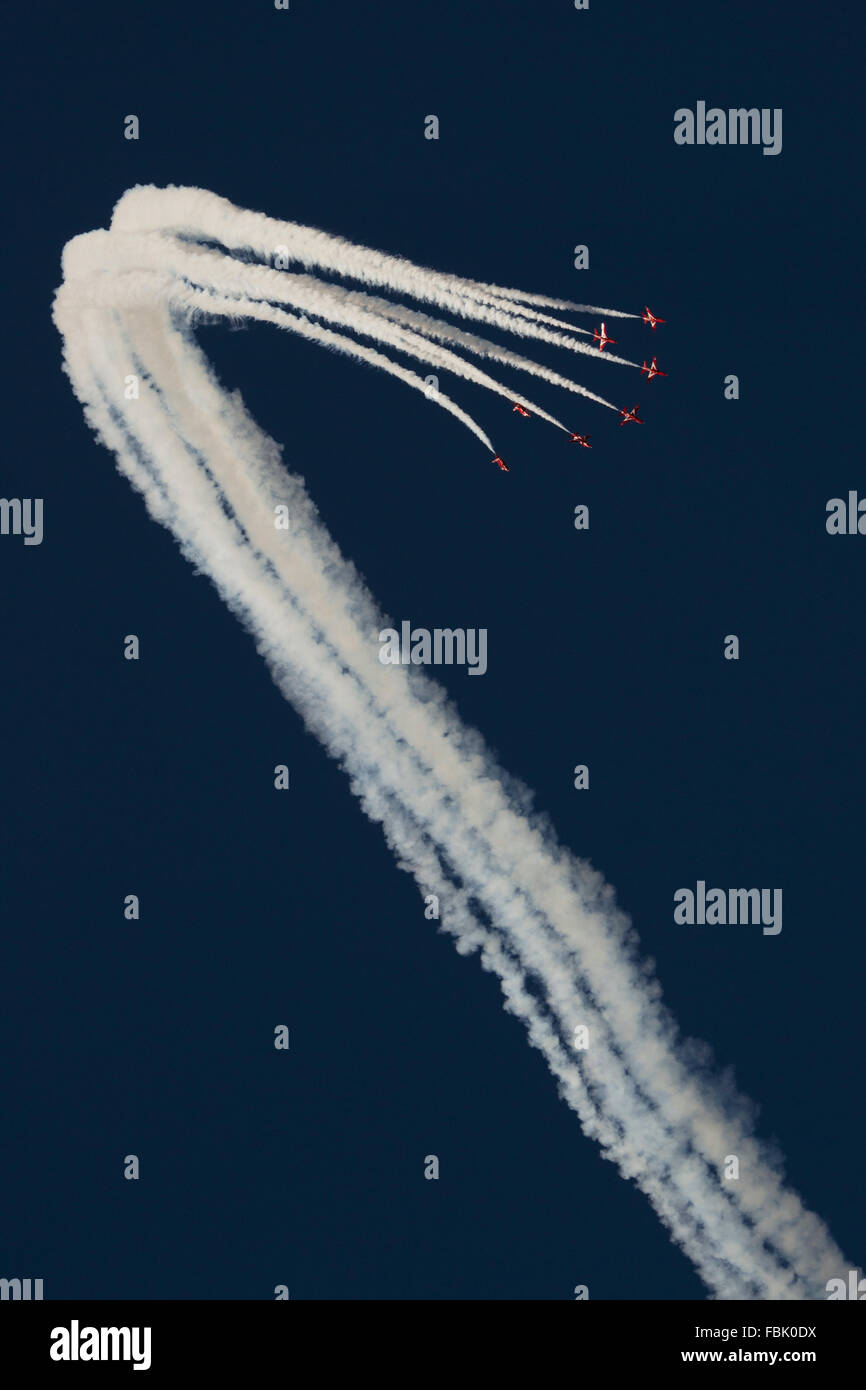 Le frecce rosse in formazione contro un vivido blu cielo con emissione di fumo bianco a RIAT 2015 air show Foto Stock