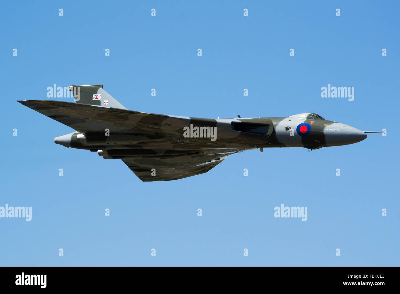 Avro Vulcan bomber xh558 Spirito della Gran Bretagna nell ultimo anno del volo a RIAT 2015 air show contro il luminoso cielo blu Foto Stock