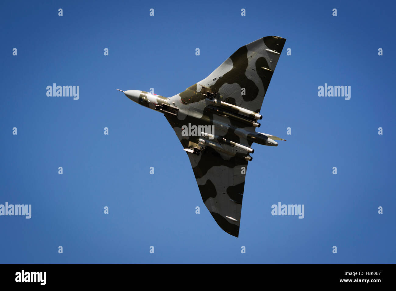 Avro Vulcan bomber xh558 Spirito della Gran Bretagna nell ultimo anno del volo a RIAT 2015 air show contro il luminoso cielo blu Foto Stock