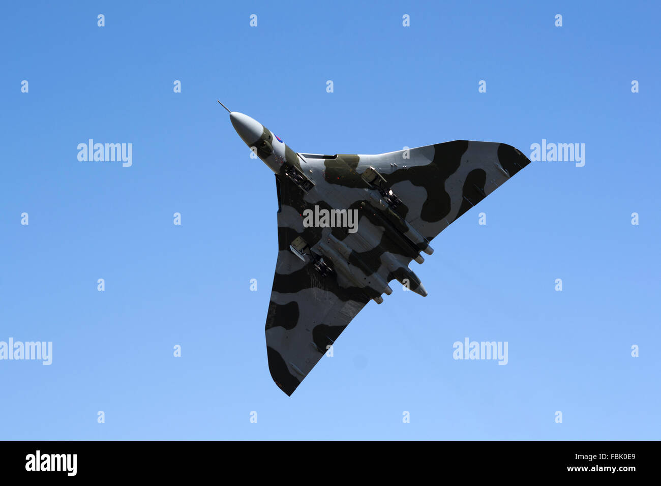 Avro Vulcan bomber xh558 Spirito della Gran Bretagna nell ultimo anno del volo a RIAT 2015 air show contro il luminoso cielo blu Foto Stock