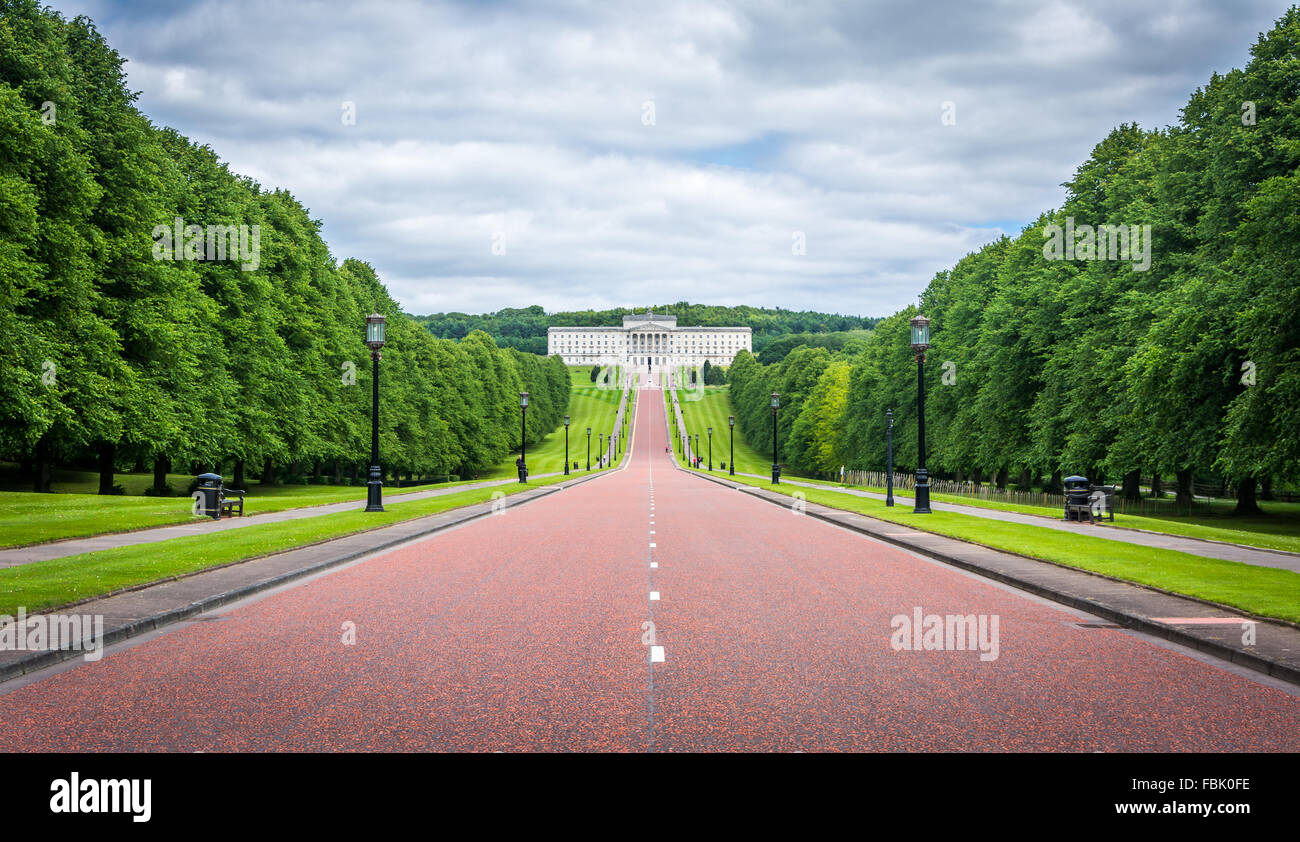 La strada che porta fino al centro storico palazzo del governo dell'Irlanda del Nord, Stormont. Foto Stock