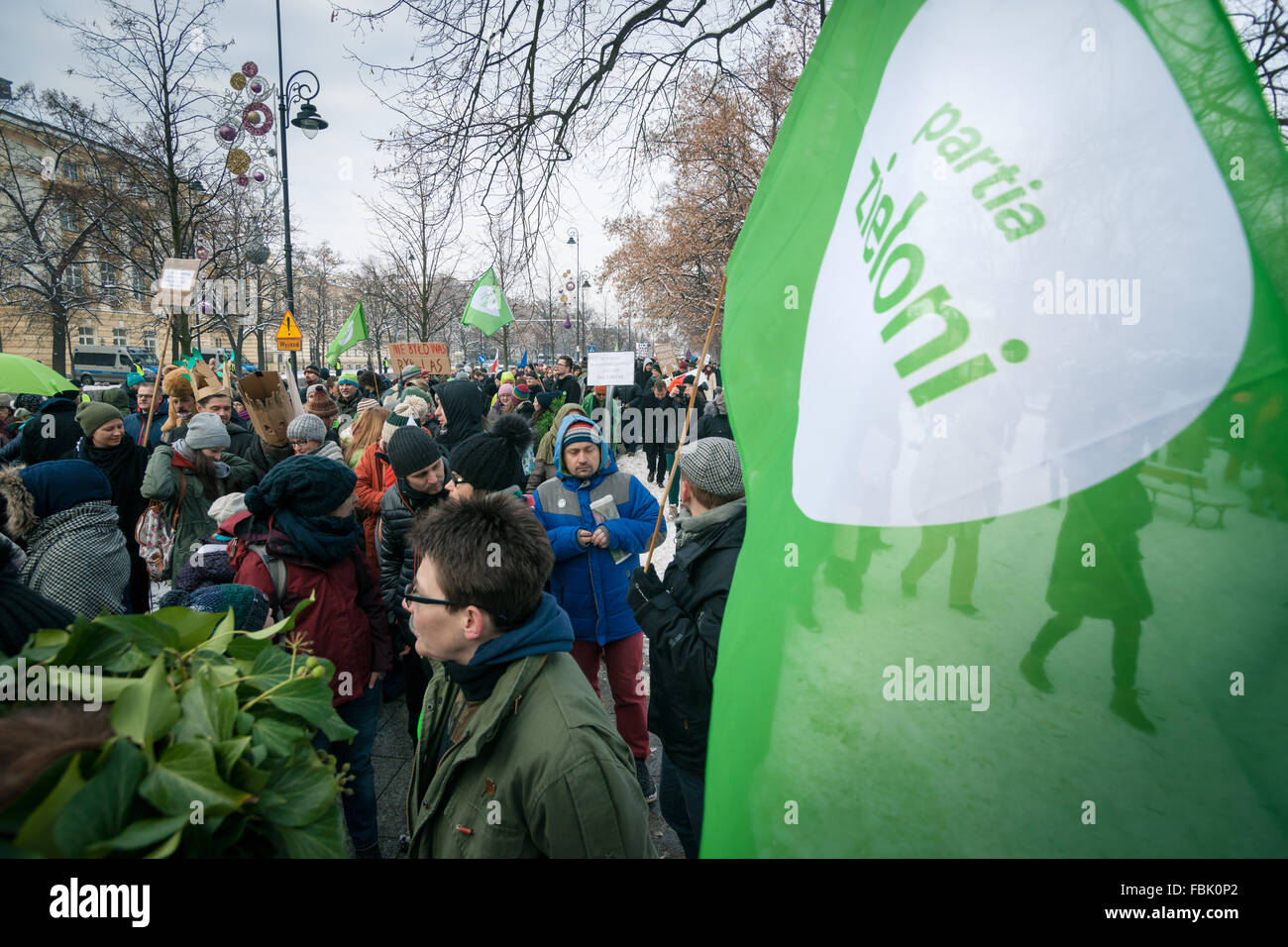 Varsavia, Polonia. Xvii gen, 2016. " Il marzo del Ents'. Protesta ambientale contro albero-il taglio in Bialowieza foreste vergini. Le autorità affermano che il taglio degli alberi aumenta è richiesto per arrestare un focolaio di unione bostrico. Circa 3000 manifestanti radunati davanti all'ufficio del Primo Ministro. Polonia - Varsavia 17 gennaio 2016. Credito: Piotr Skubisz/Alamy Live News Foto Stock