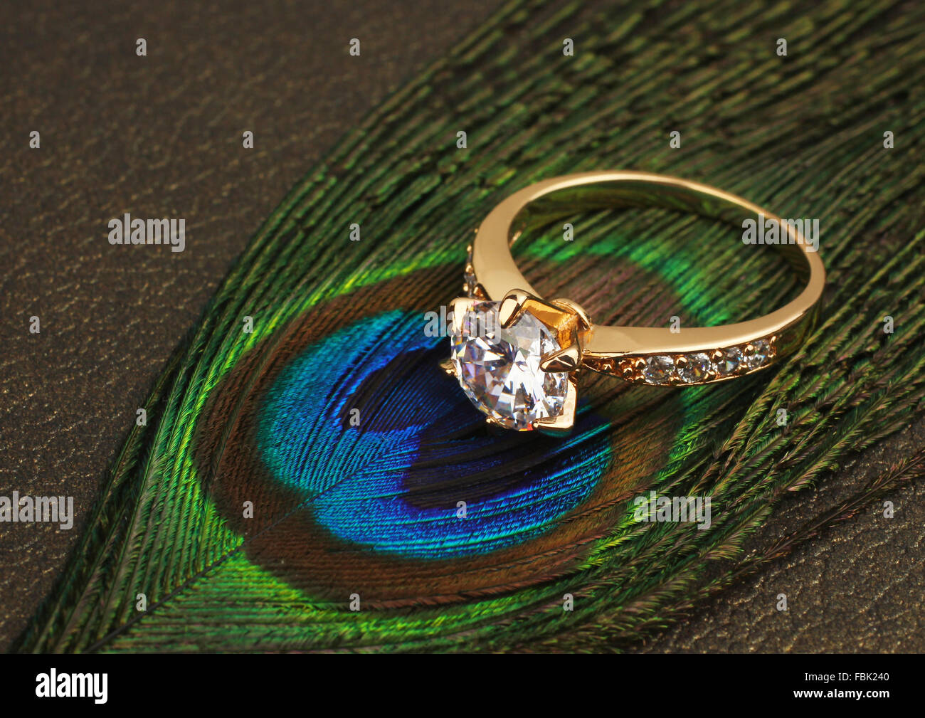 Anello di gioielli con grande diamante su sfondo piume Foto Stock