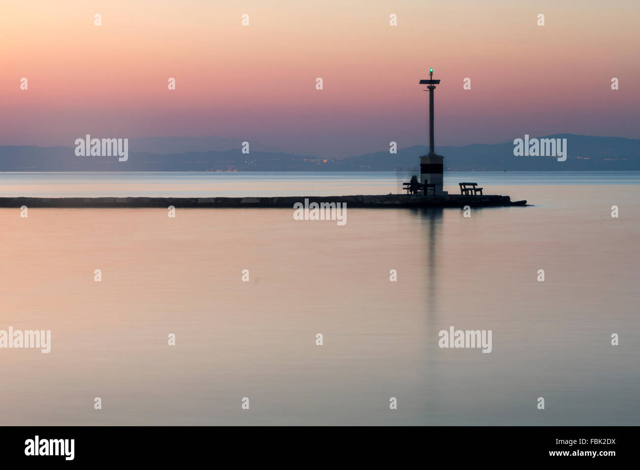 Tramonto pacifica al porto di Thassos Island, mare Egeo settentrionale, la Grecia, l'Europa. Foto Stock