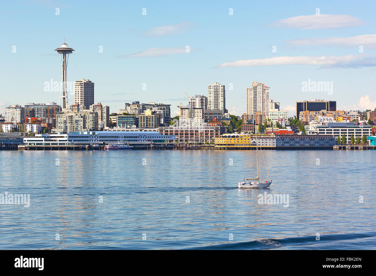 Urban Skyline di Seattle lungo la città di pontili in Washington, Stati Uniti d'America. Foto Stock