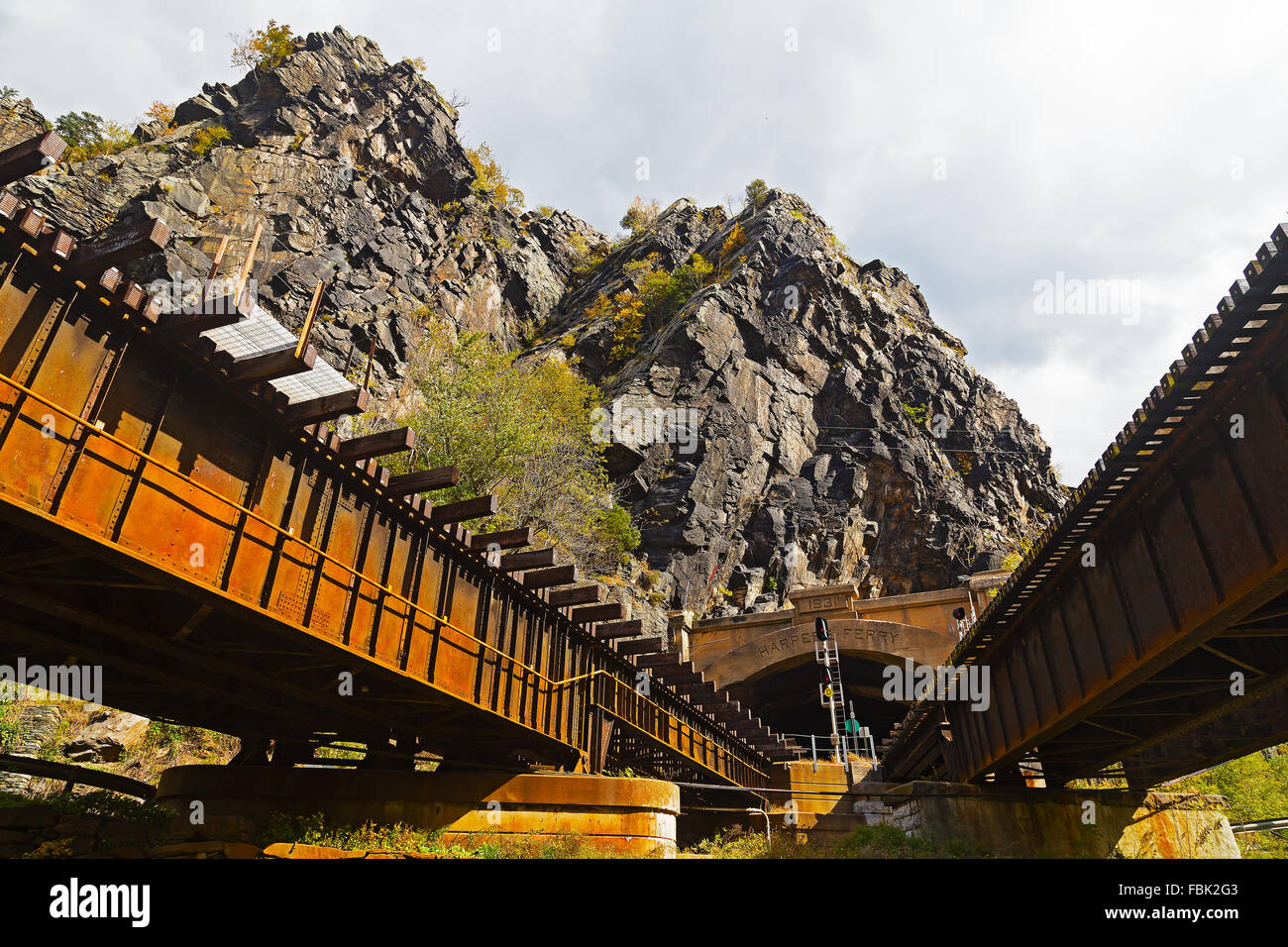 Harpers Ferry tunnel del treno e il ponte sul fiume Shenandoah in West Virginia, USA. Foto Stock