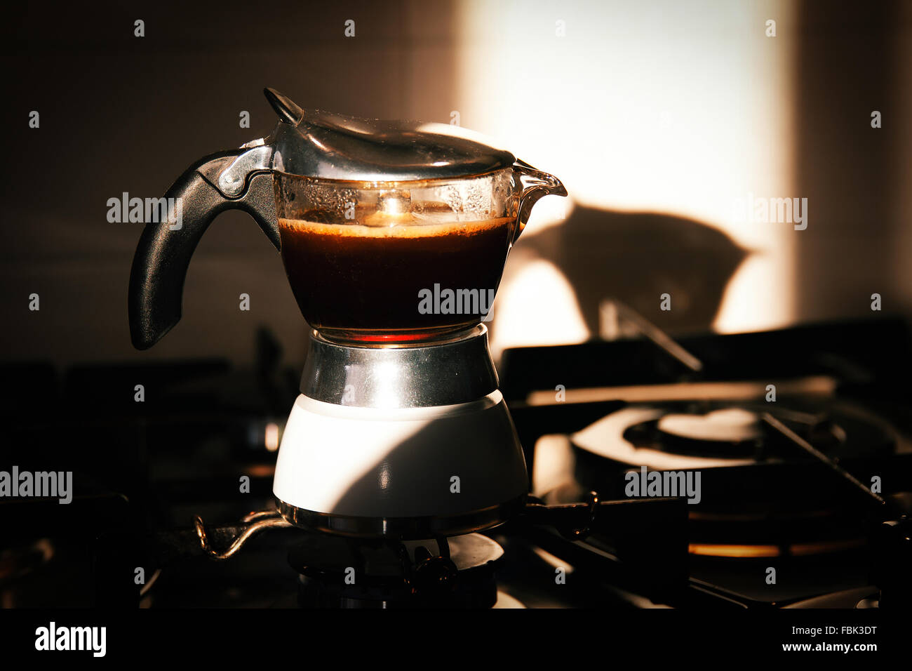 Preparazione del tipico caffè italiano a casa Foto Stock