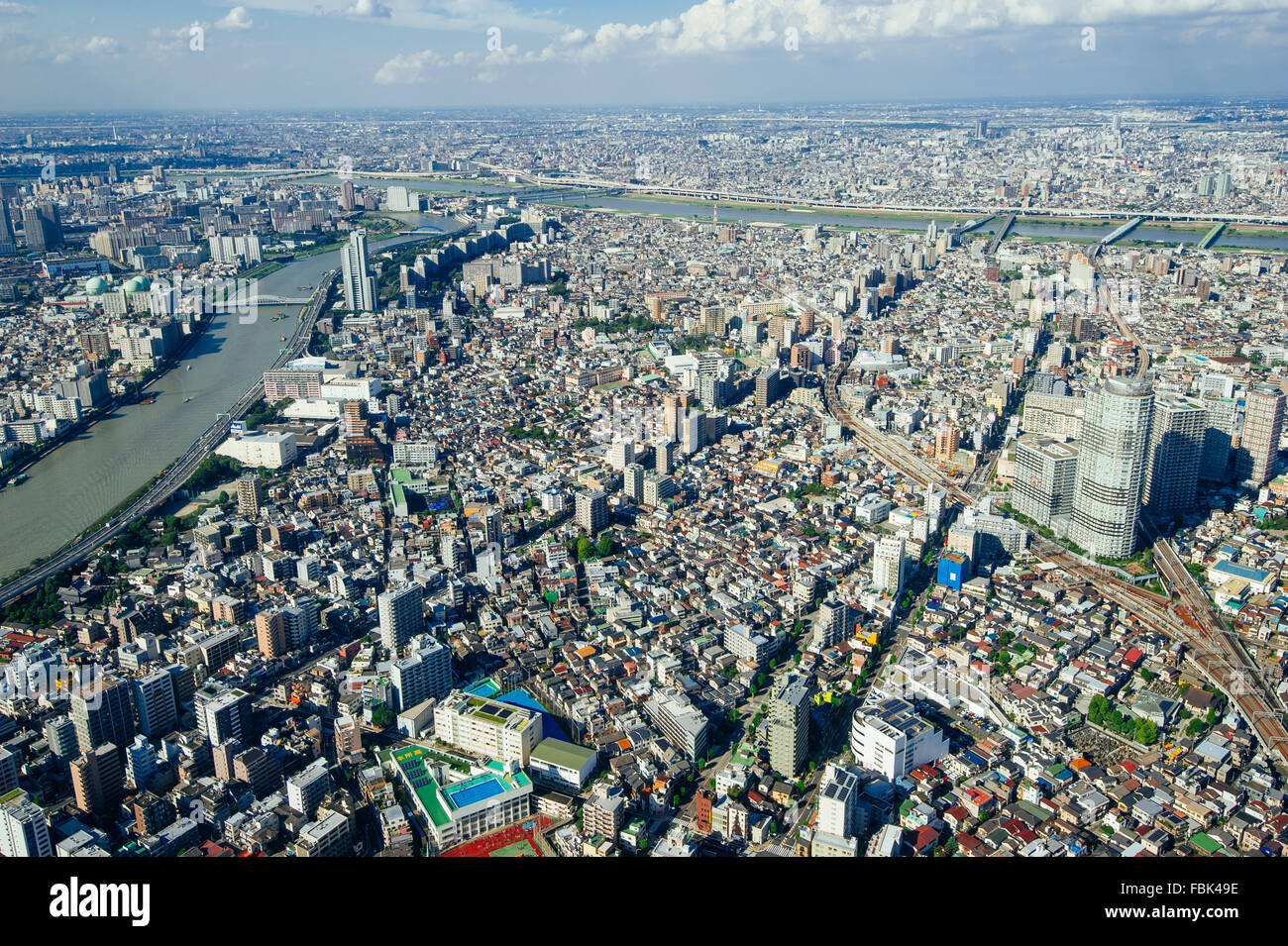 La vista panoramica di Tokyo city center da Tokyo Sky Tree tower nel pomeriggio con il cielo blu e nuvole Foto Stock