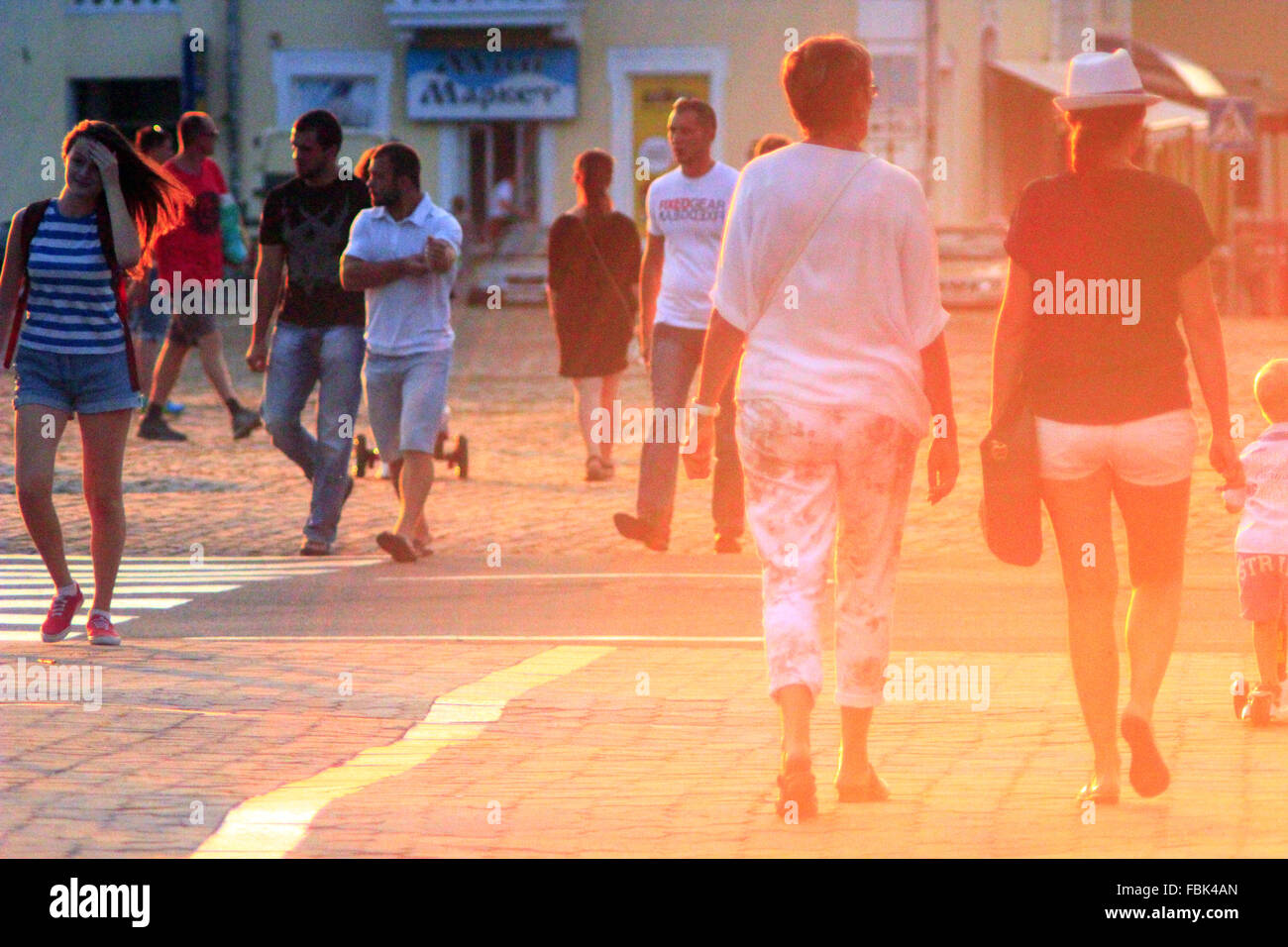 La folla di persone a piedi nella città di Chernihiv Ucraina Foto Stock