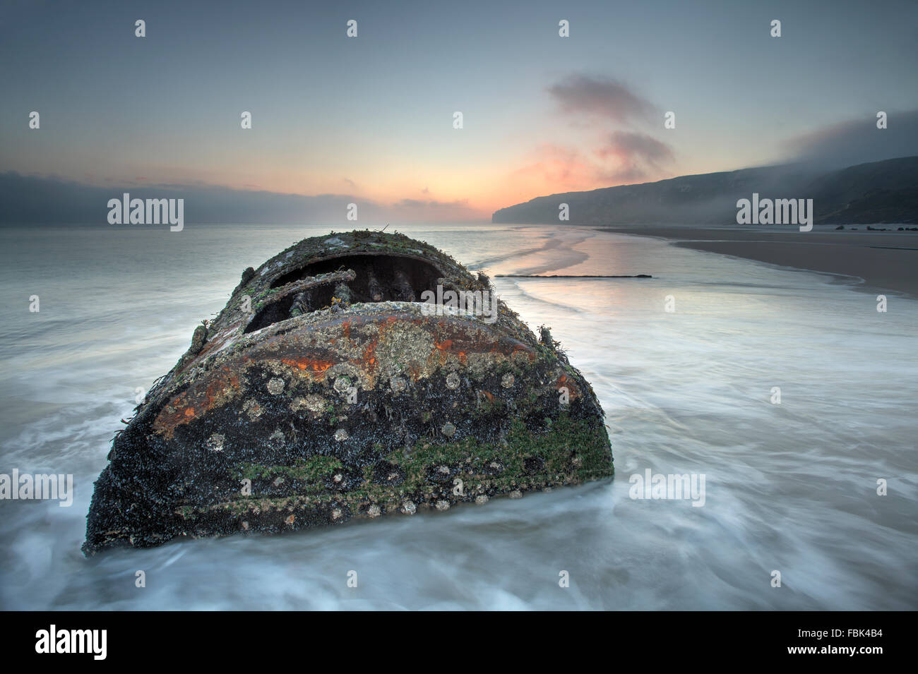 Vecchia caldaia dalla nave relitto "Laura" a Filey Bay, North Yorkshire Foto Stock