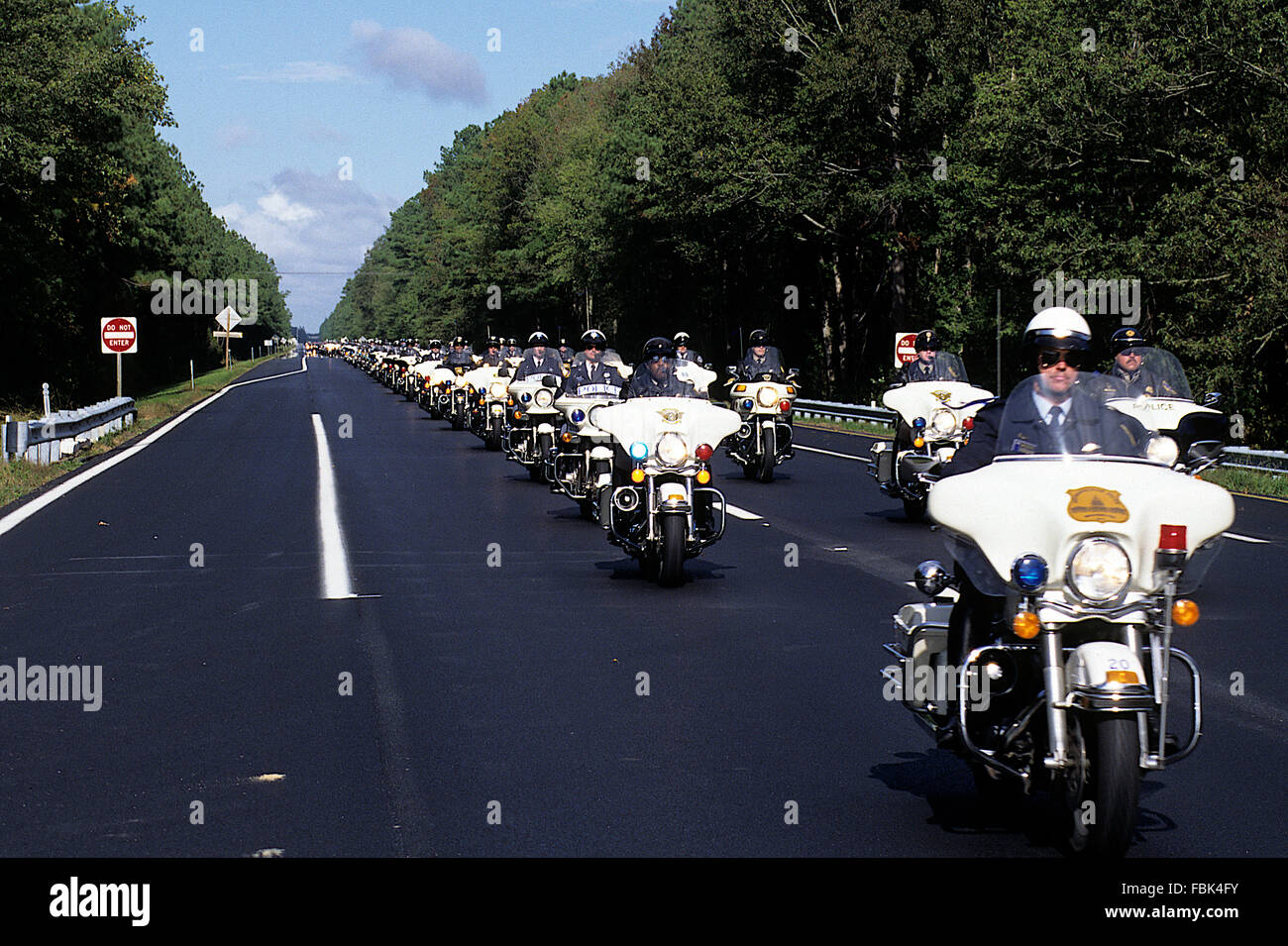 Salisbury, Maryland, USA, 1995 la polizia motocicli condurre il corteo funebre per ucciso Maryland trooper di stato. Credito: Mark Reinstein Foto Stock