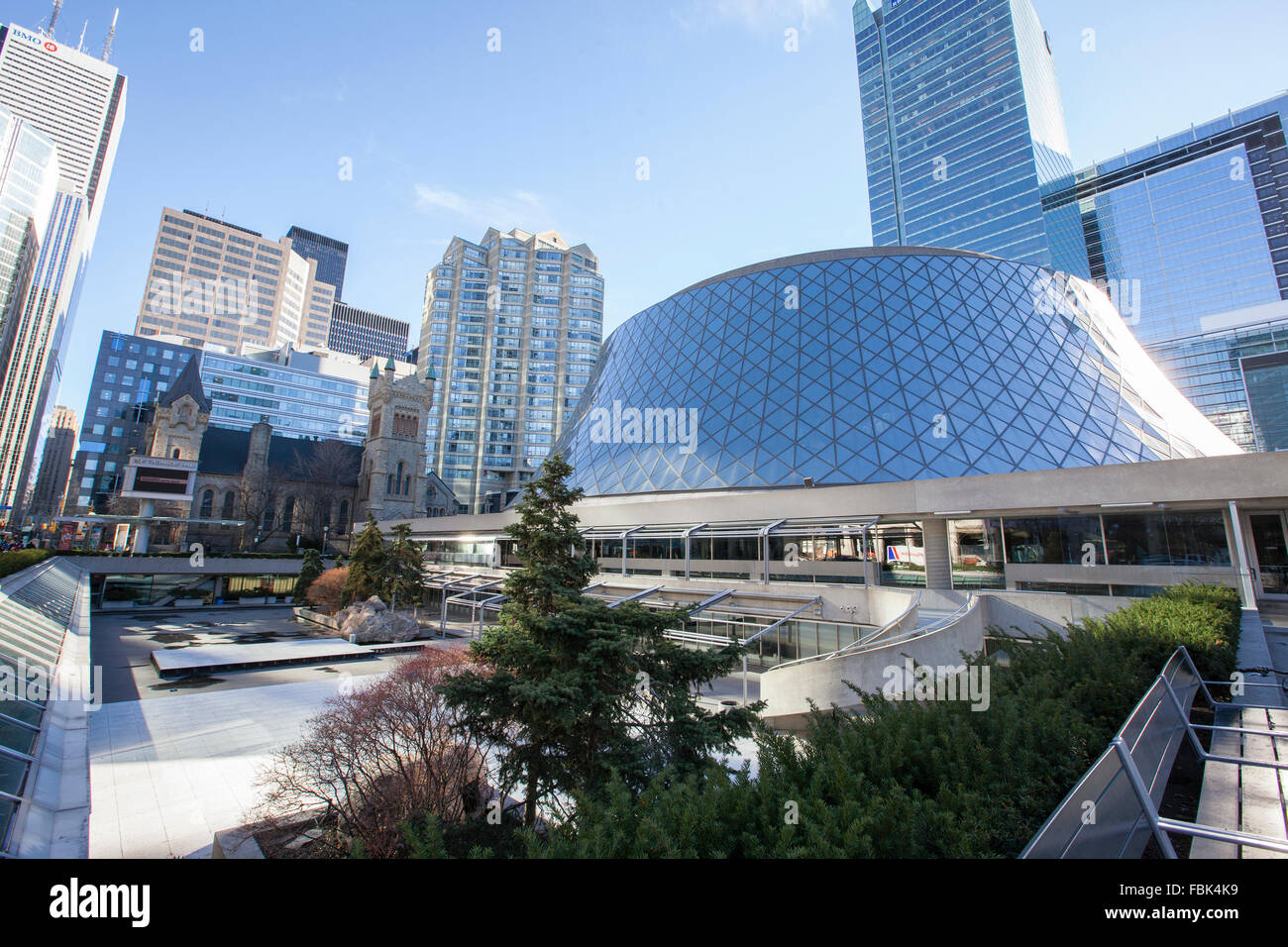 TORONTO - Dicembre 24, 2015: Roy Thomson Hall è una sala da concerto a Toronto, Ontario, Canada. Situato nel centro della città ente Foto Stock