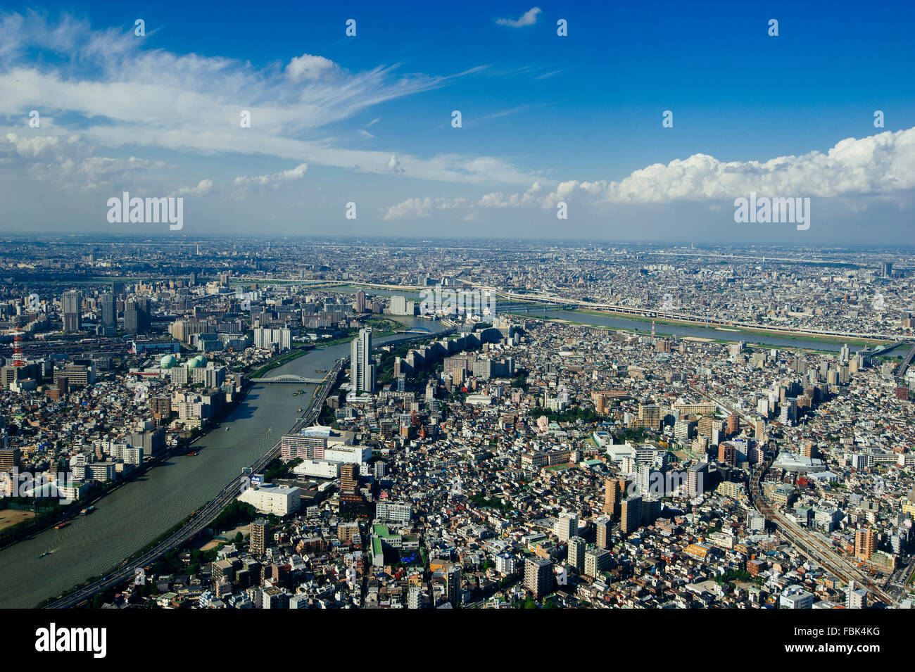 La vista panoramica di Tokyo city center da Tokyo Sky Tree tower nel pomeriggio con il cielo blu e nuvole Foto Stock