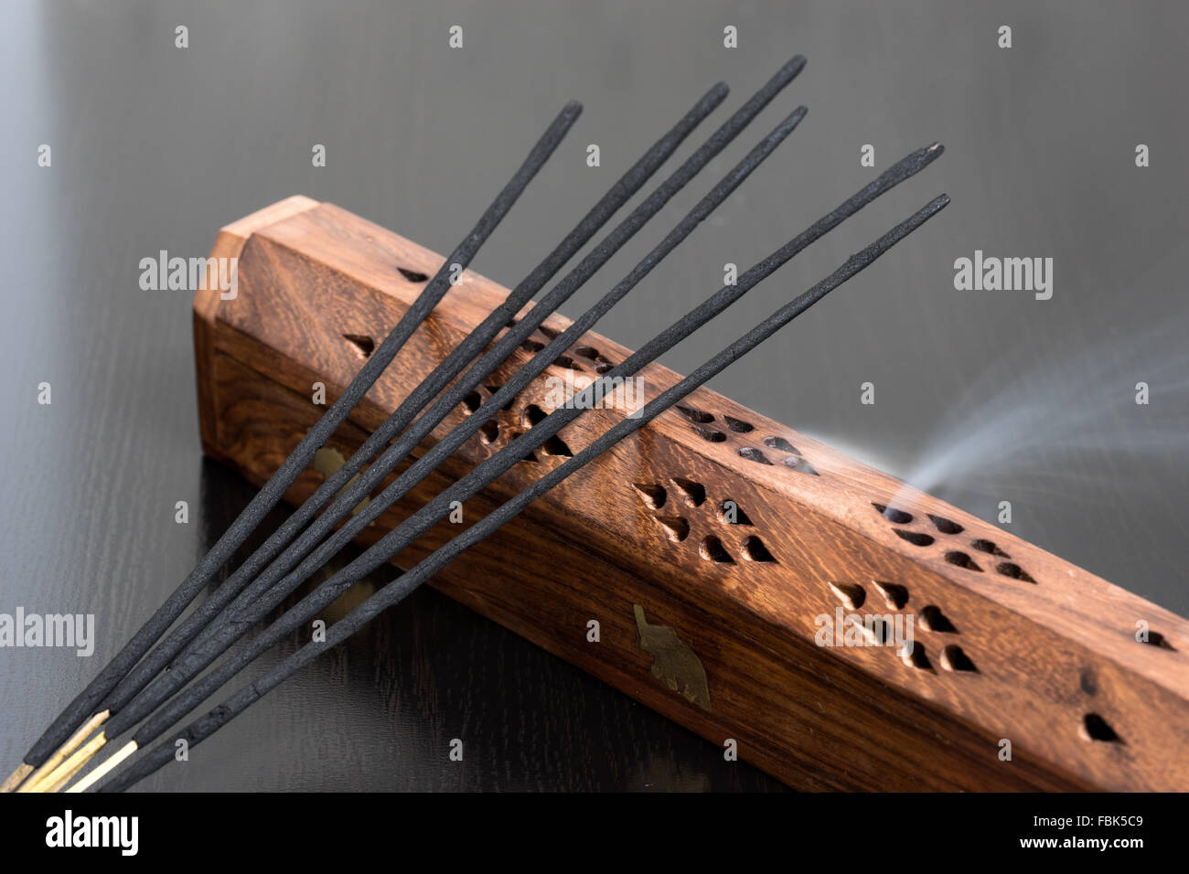 Scatola di legno con incenso e odore di fumo Foto Stock