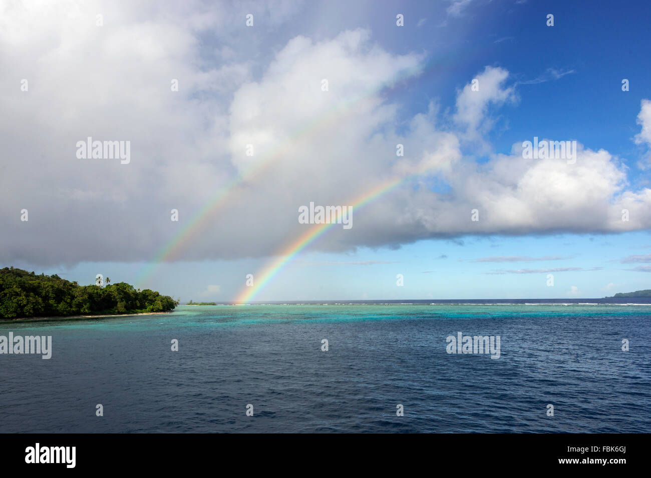 Doppio arcobaleno sulla barriera corallina, Santa Ana Isola, Isole Salomone, Sud Pacifico Foto Stock