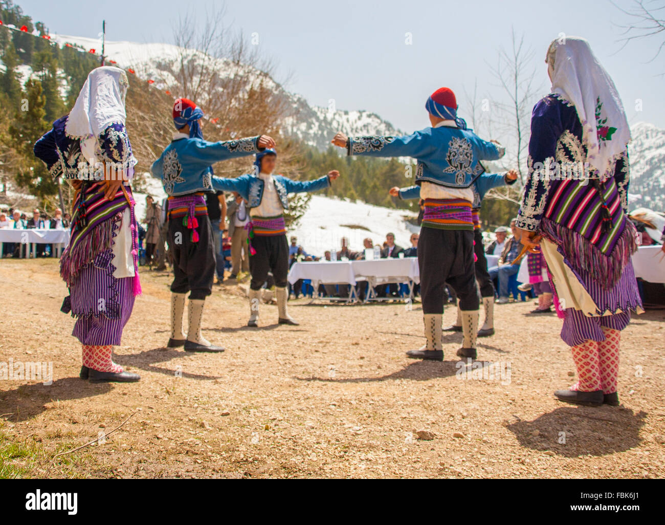 Turco mens giovani e ragazze che indossano gli abiti tradizionali e di eseguire la danza in Turchia TURISMO Foto Stock