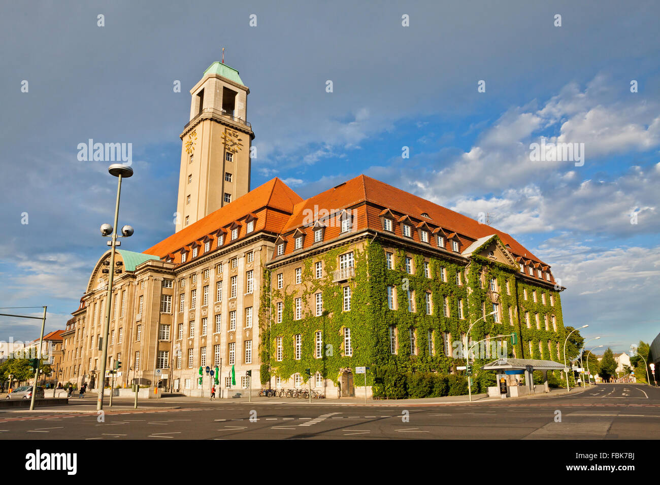 Costruzione di Berlin-Spandau municipio (Rathaus Spandau), Germania. È il municipio del quartiere di Spandau nei sobborghi occidentali di Berlino Foto Stock