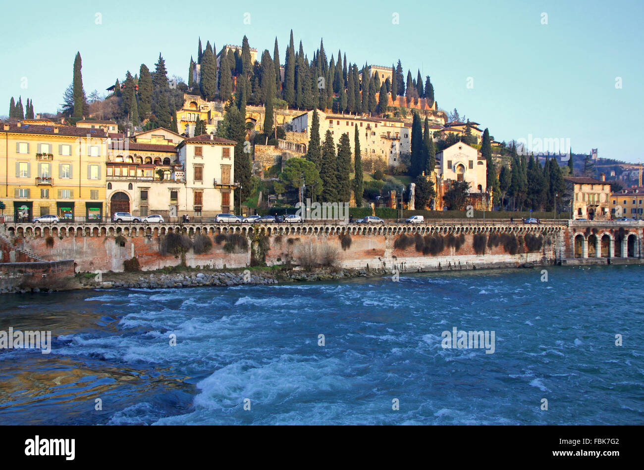 Vista del Castel San Pietro e il fiume Adige a Verona, Italia Foto Stock
