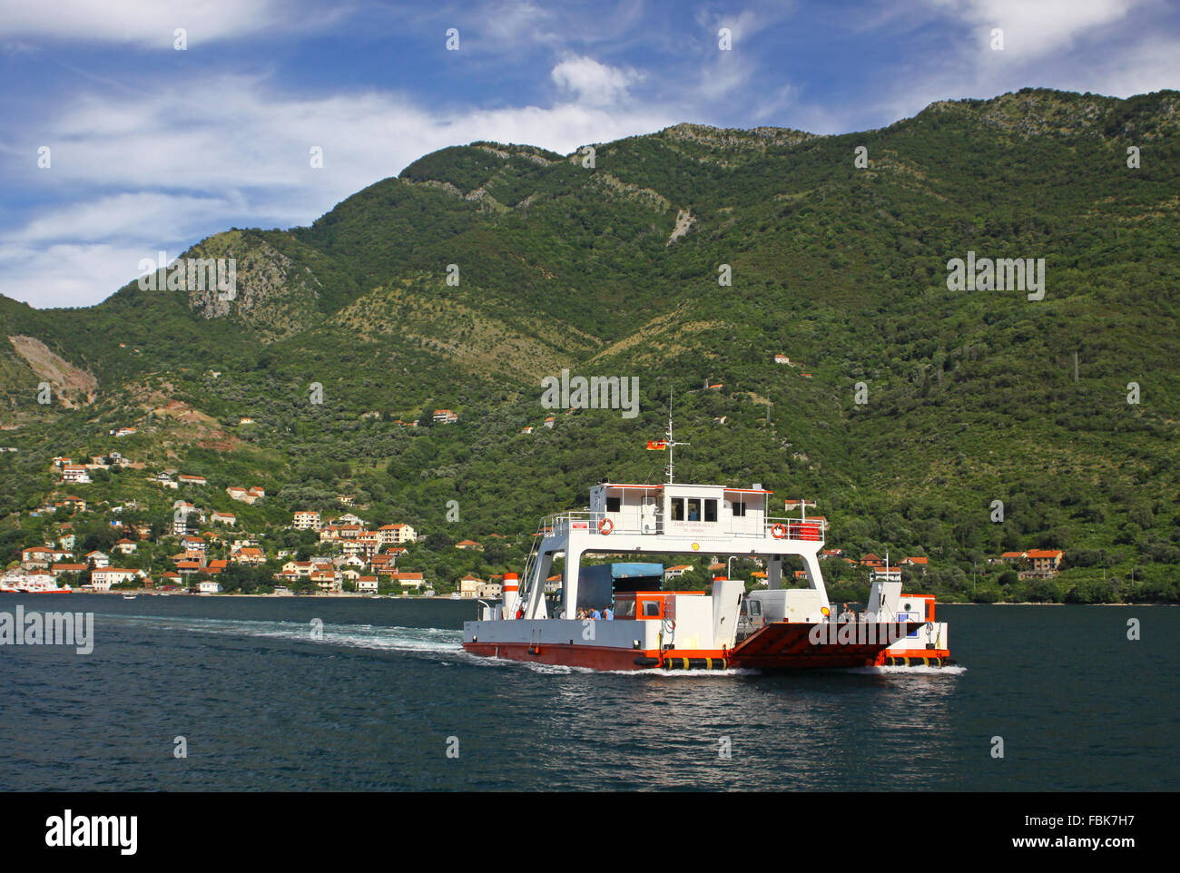 Traghetto nella Baia di Kotor (Boka Kotorska) vicino a Perast village, Montenegro Foto Stock