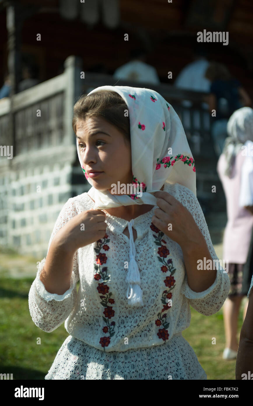 Ragazza in costume tradizionale del distretto di Maramures, Romania Foto Stock