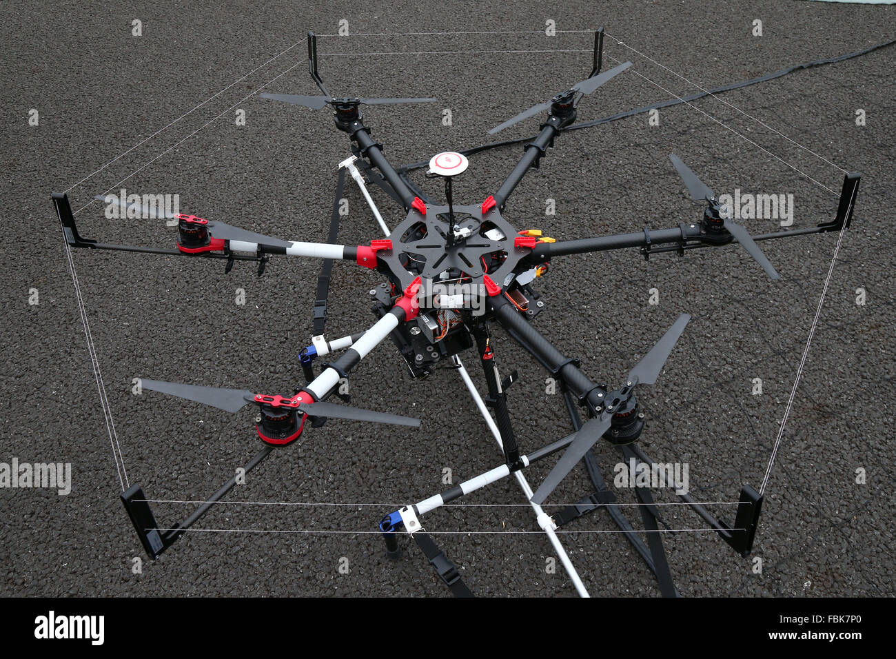 Tokyo, Giappone. Xvii gen, 2016. Un drone di polizia è dimostrato come la Maratona di Tokyo 2016 tiene un seminario di sicurezza presso il Tokyo Big Sight on gennaio 17, 2016 a Tokyo, Giappone. Il seminario ha preso atto dei rischi di sicurezza per Giappone il più grande maratona e ha visto la partecipazione di rappresentanti della Metropolitan Police Department e Tokyo i Vigili del Fuoco e funzionari del torneo e la gestione del personale. Gli organizzatori sono interessati dalla prospettiva del drone gli attacchi e i partecipanti sono stati istruiti nella rivelazione e contromisure. Credito: Aflo Co. Ltd./Alamy Live News Foto Stock