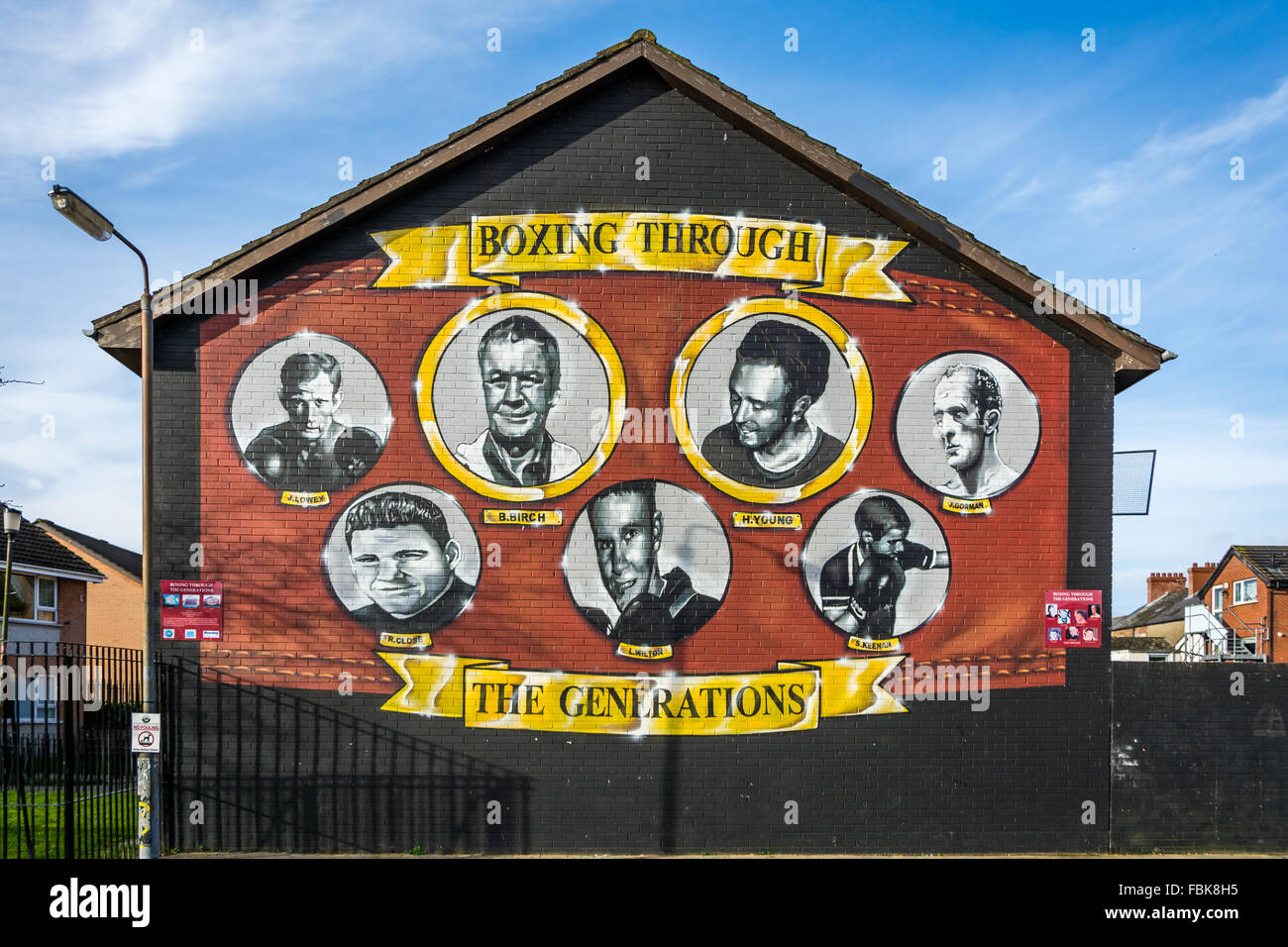 Il pugilato attraverso le generazioni murale di Templemore Street nella zona est di Belfast Foto Stock