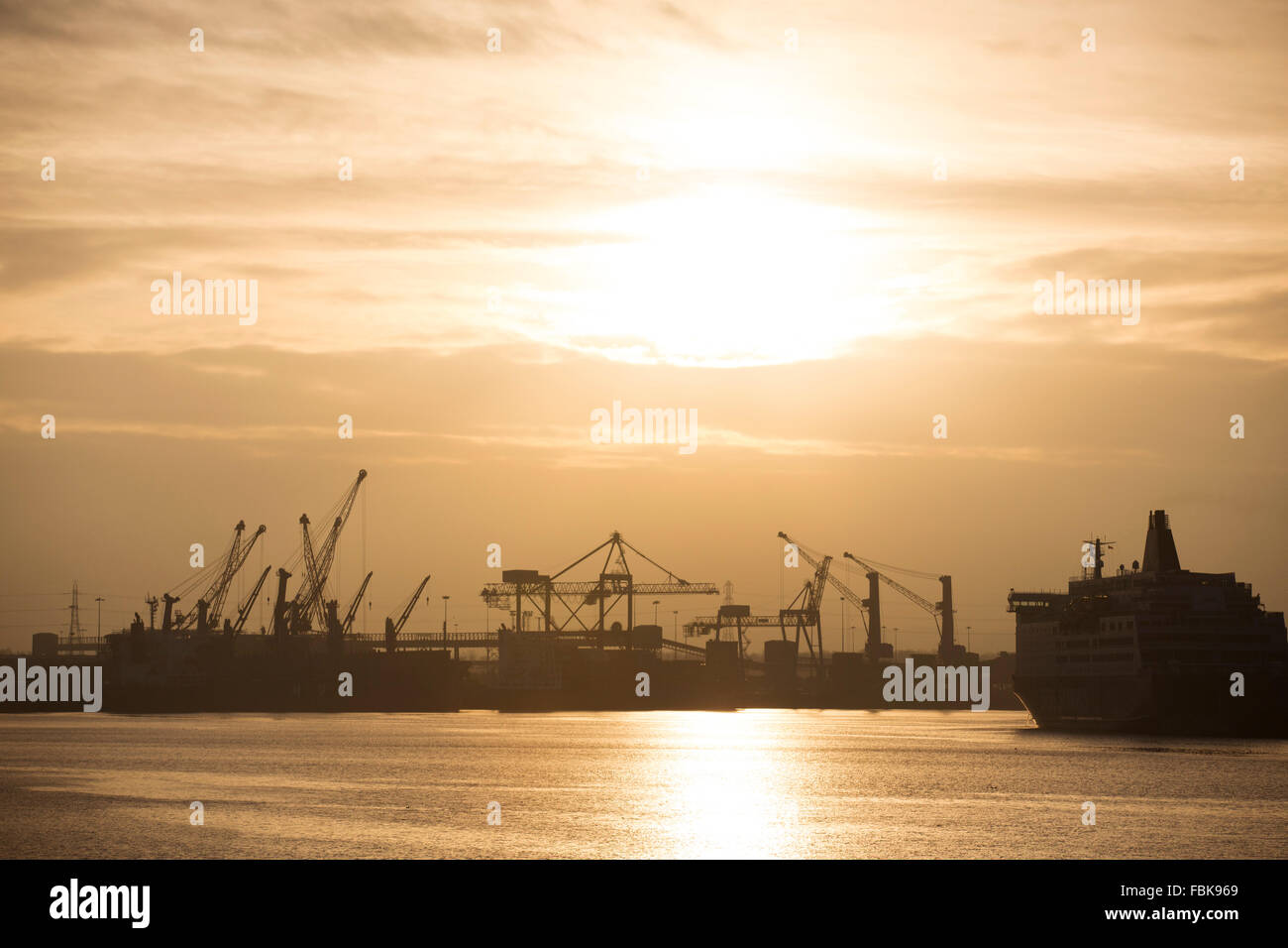 Tramonto sul porto di Tyne nel North Shields, Inghilterra. La gru e il traghetto DFDS in stand by il fiume Tyne. Foto Stock