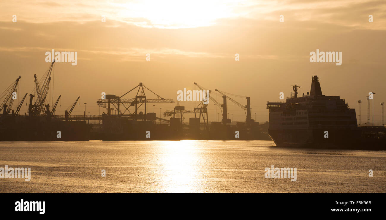 Tramonto sul porto di Tyne nel North Shields, Inghilterra. La gru e il traghetto DFDS in stand by il fiume Tyne. Foto Stock