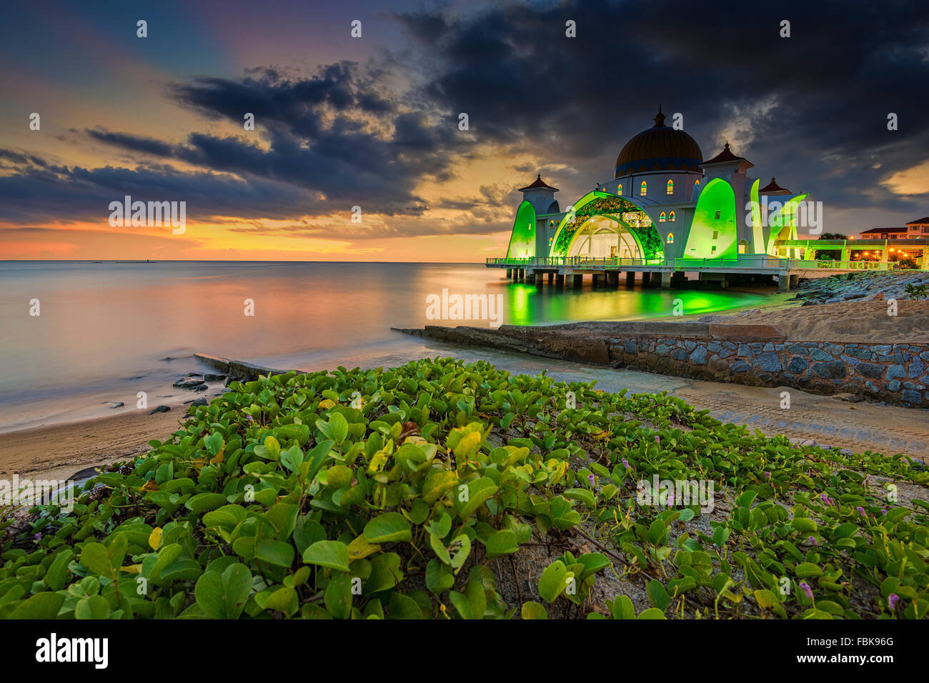 La vista di Masjid, Selat Melaka durante il tramonto. Masjid Selat (Stretto Moschea) è una delle attrazioni turistiche in Malacca. Foto Stock