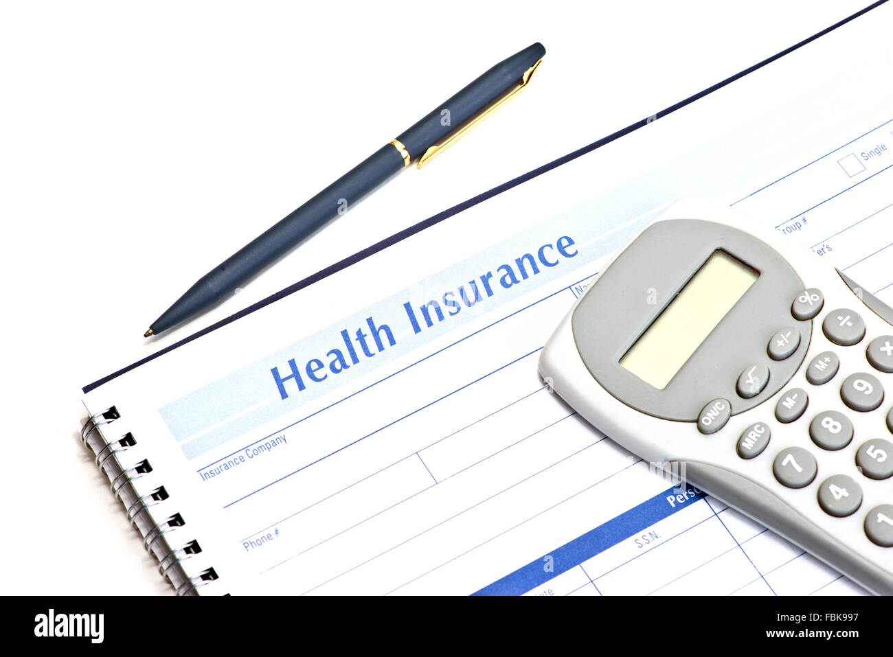 Assicurazione sanitaria record di spese con penna e calcolatrice. Foto Stock