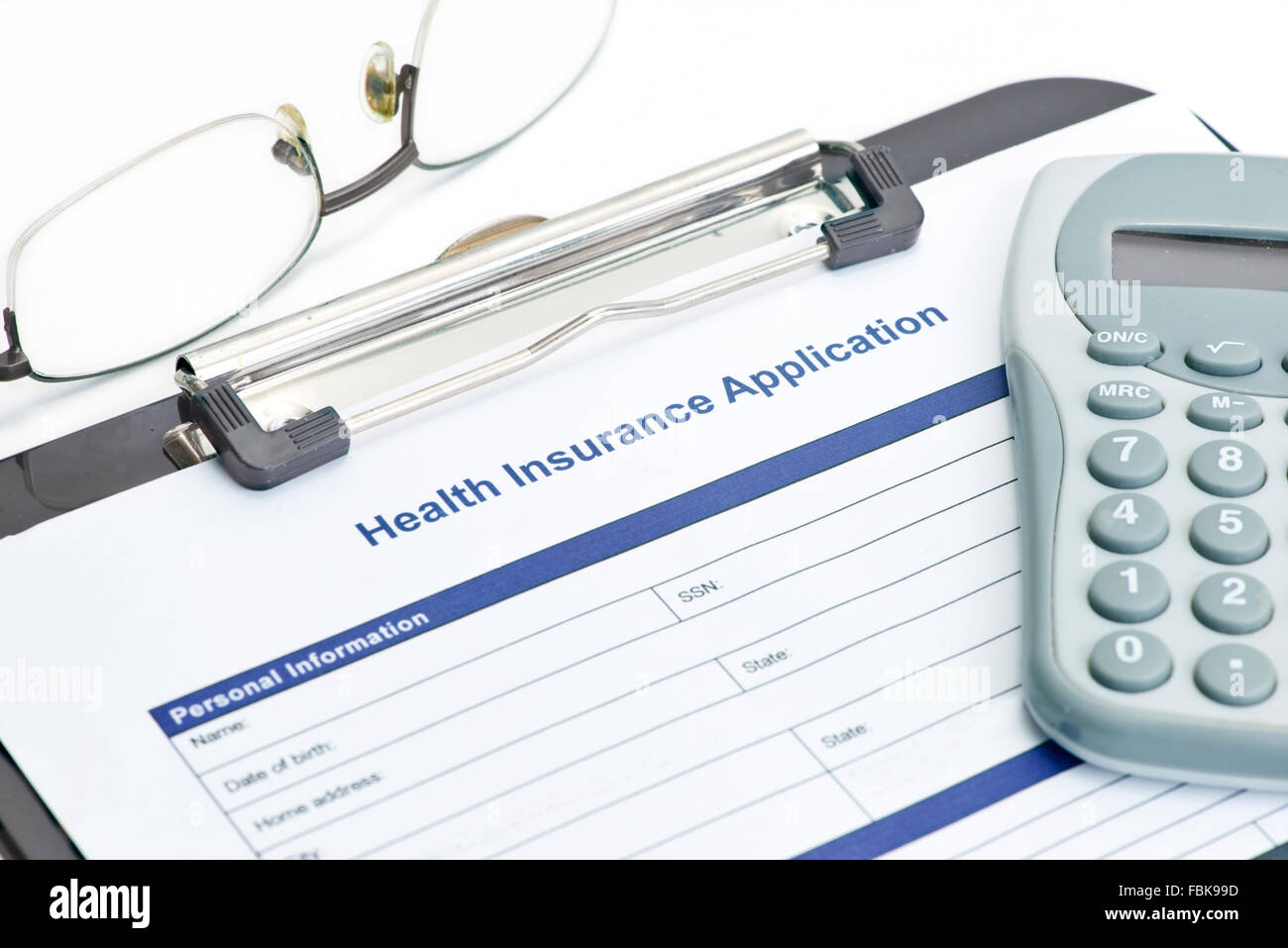 Assicurazione sanitaria applicazione con gli occhiali e calcolatrice. Foto Stock