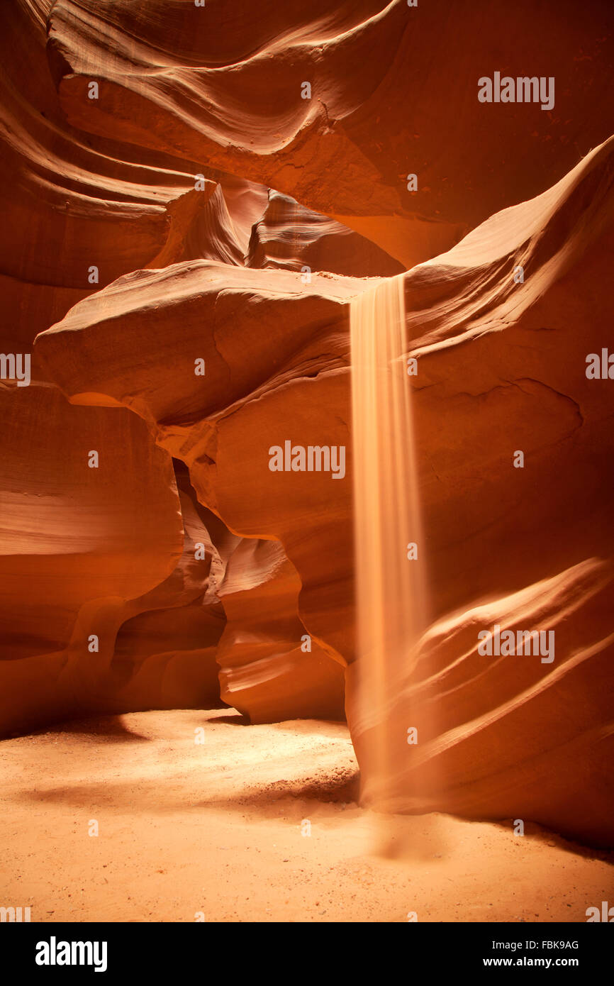 La caduta di sabbia dalla mensola superiore Antelope Canyon, Page Arizona Foto Stock