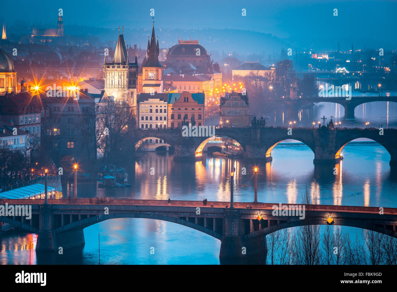 Vista dall'alto di ponti sul fiume Moldava a Praga, Cechia Foto Stock