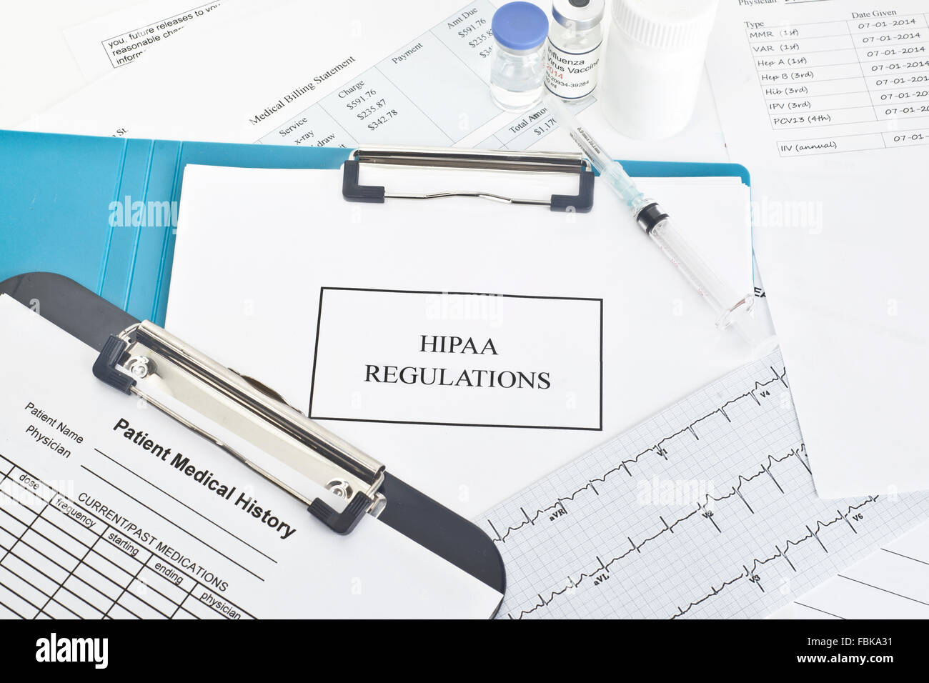 Normative HIPAA con documenti. Tutte le etichette e i documenti sono fittizi. Date, importi, numeri di serie, etc sono casuali. Foto Stock