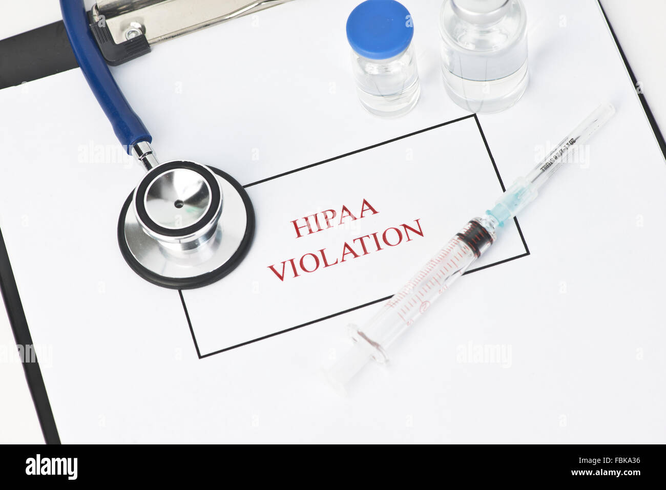 HIPAA violazione documento con uno stetoscopio e la siringa. Foto Stock