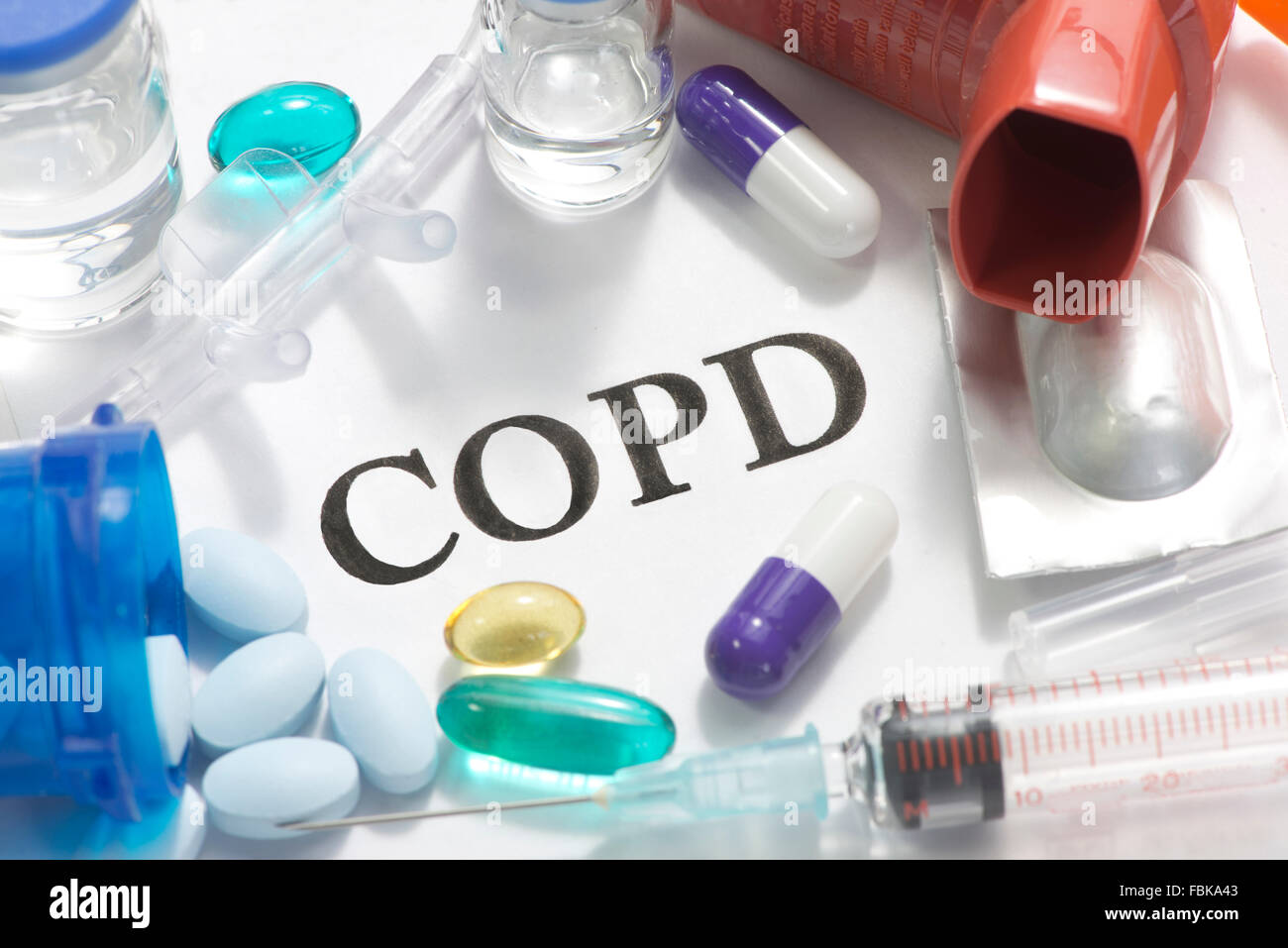 COPD concetto foto con cannula nasale, pillole, fiale, e la siringa. Foto Stock