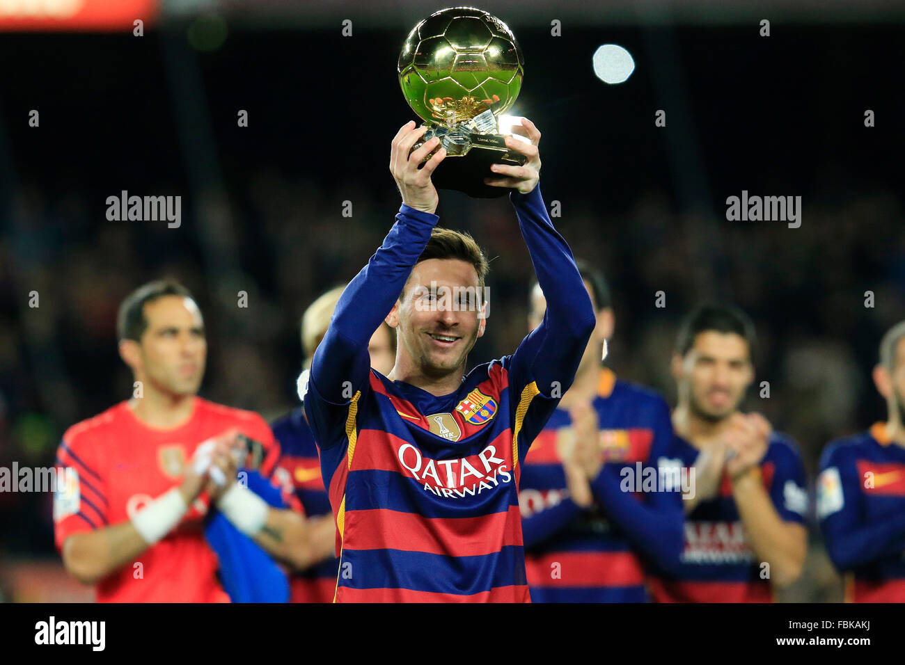 Barcellona, Spagna. Xvii gen, 2016. Barcellona il Lionel Messi mantiene la sua quinta ballon d'o prima della prima divisione spagnola partita di calcio contro Athletic Club de Bilbao a Barcellona, Spagna, a gennaio 17, 2016. Barcellona ha vinto 6-0. Credito: Pau Barrena/Xinhua/Alamy Live News Foto Stock