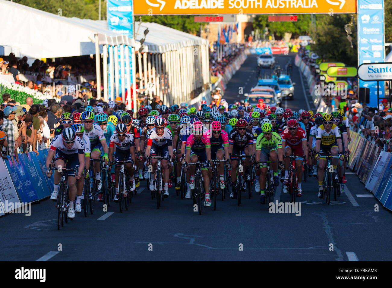 Adelaide, Australia. Xvii gen, 2016. Il giovane Australiano sensazione sprint Caleb Ewan (Orica bordo verde) ha tolto al popolo la scelta di Classic Adelaide East End di attraversamento della linea ben chiara di Giacomo Nizzolo (Trek Segafredo) e Adam Blythe (Tinkoff). People's Choice Classic Street Race, Tour Down Under. (Credit: Gary Francesco via filo di ZUMA) Credito: ZUMA Press, Inc./Alamy Live News Foto Stock