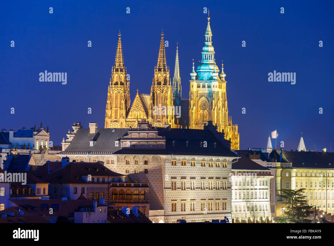 Oro il Castello di Praga di notte, Repubblica Ceca Foto Stock