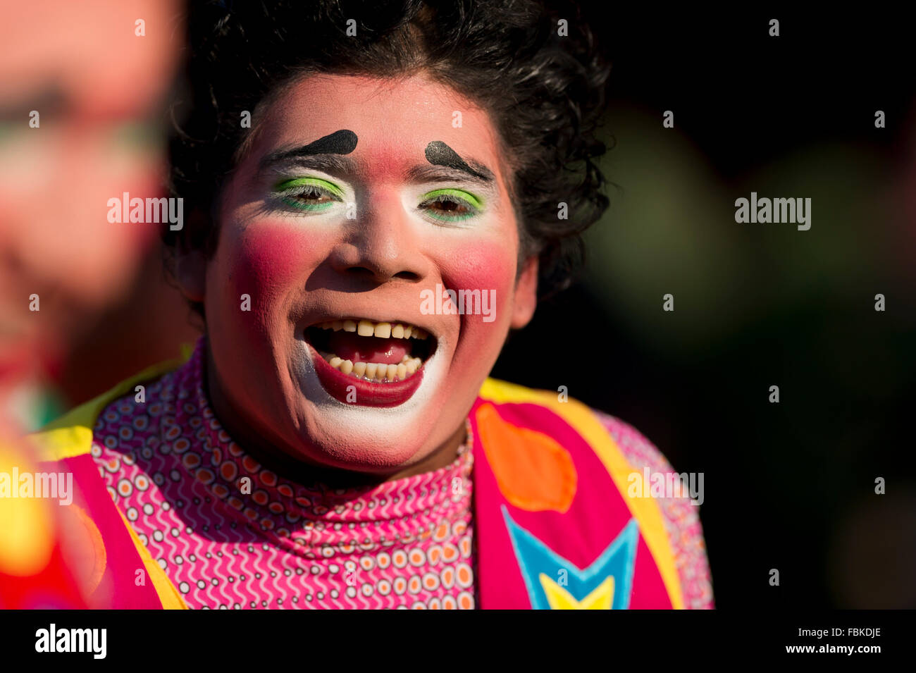 Il clown è un clown colorati con un grande sorriso sul suo volto. Foto Stock