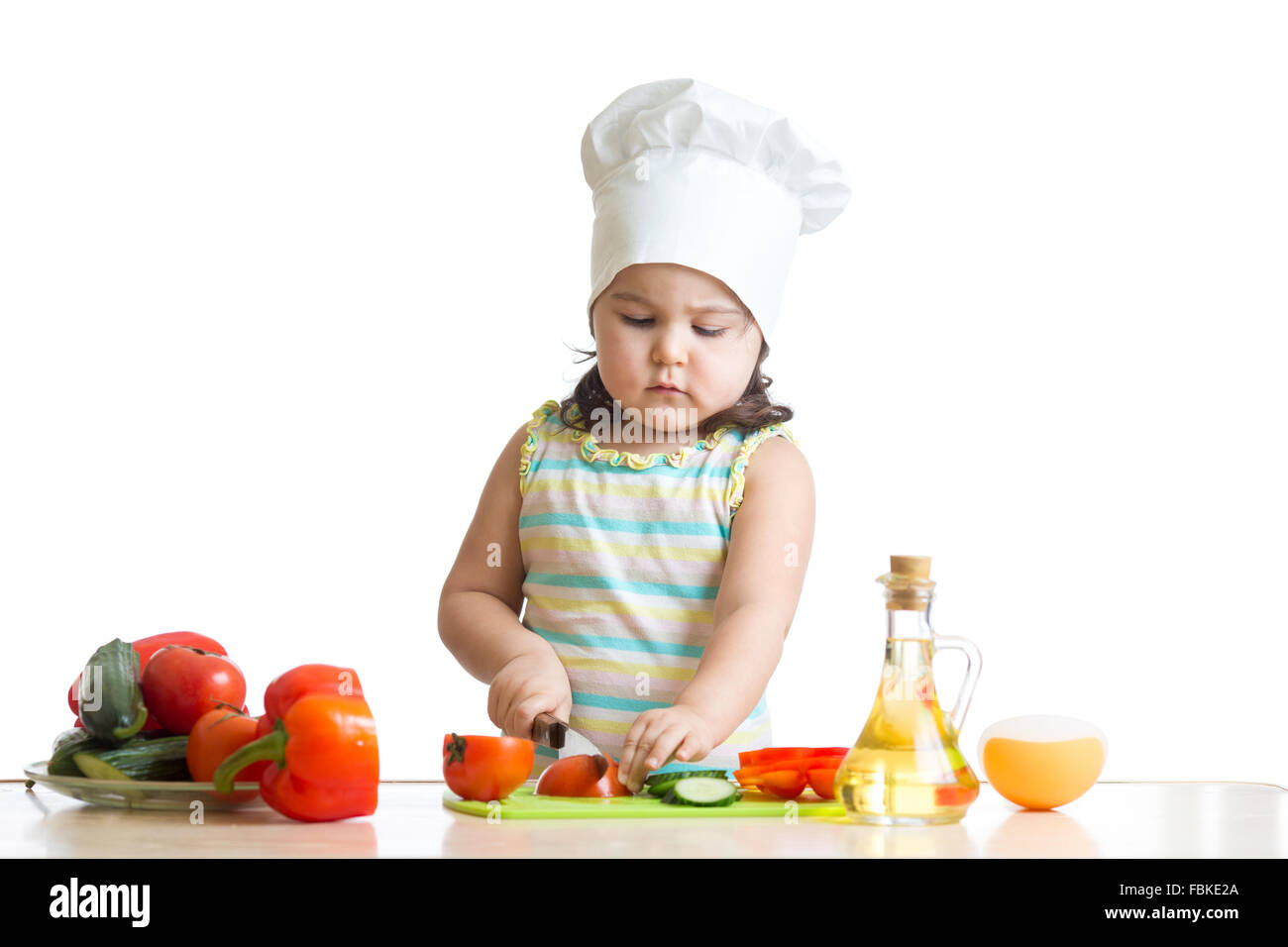 Ragazza bambino la preparazione di un alimento sano in cucina Foto Stock