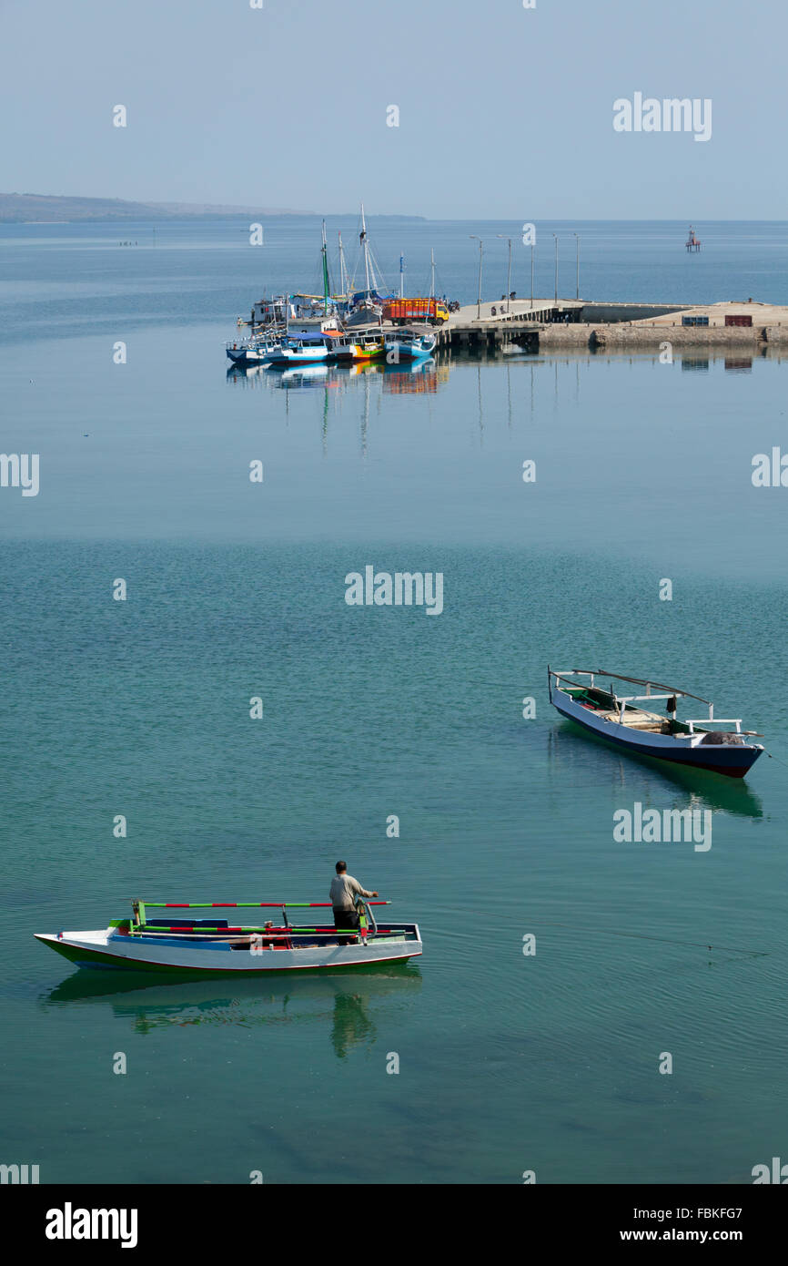 Vista del vecchio porto di Waingapu che si affaccia sul mare Sawu a Waingapu, Sumba Est, Nusa Tenggara Est, Indonesia. Foto Stock