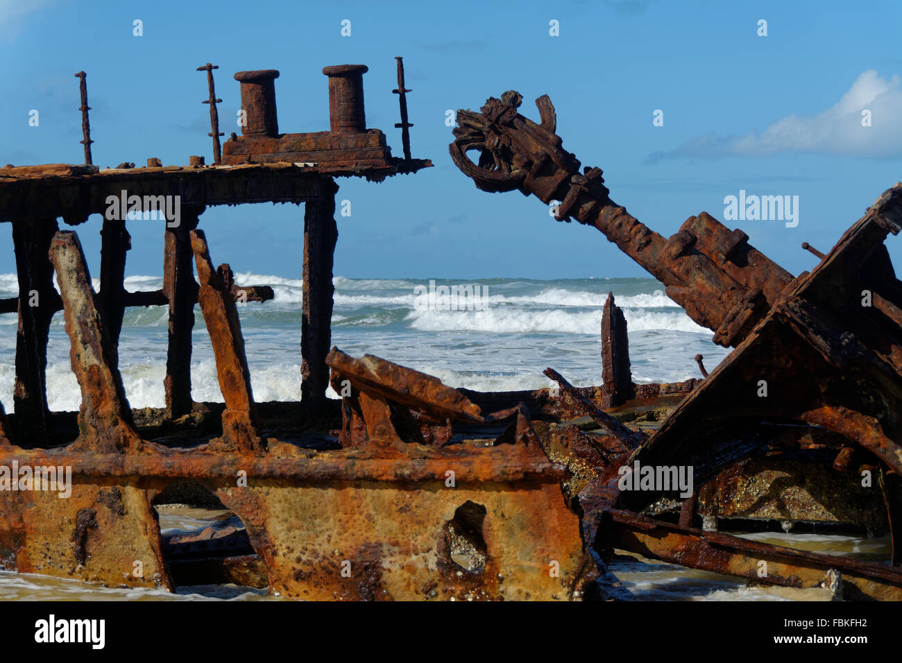 La formazione di ruggine hulk della SS Maheno giacente su una spiaggia su Fraser Island, Queensland Foto Stock