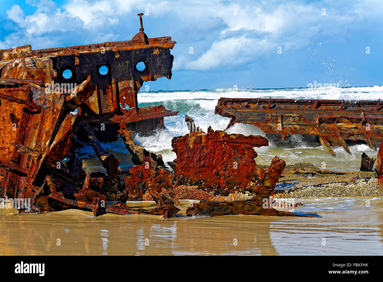 La formazione di ruggine hulk della SS Maheno giacente su una spiaggia su Fraser Island, Queensland Foto Stock