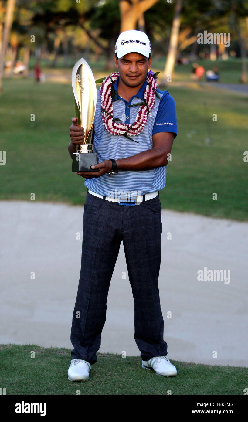 Honolulu, Hawaii. Xvii gen, 2016. Sony aperto vincitore Fabian Gomez celebra dopo il round finale del Sony Open al Waialae Country Club di Honolulu, HI. - Michael Sullivan/CSM Credito: Cal Sport Media/Alamy Live News Foto Stock