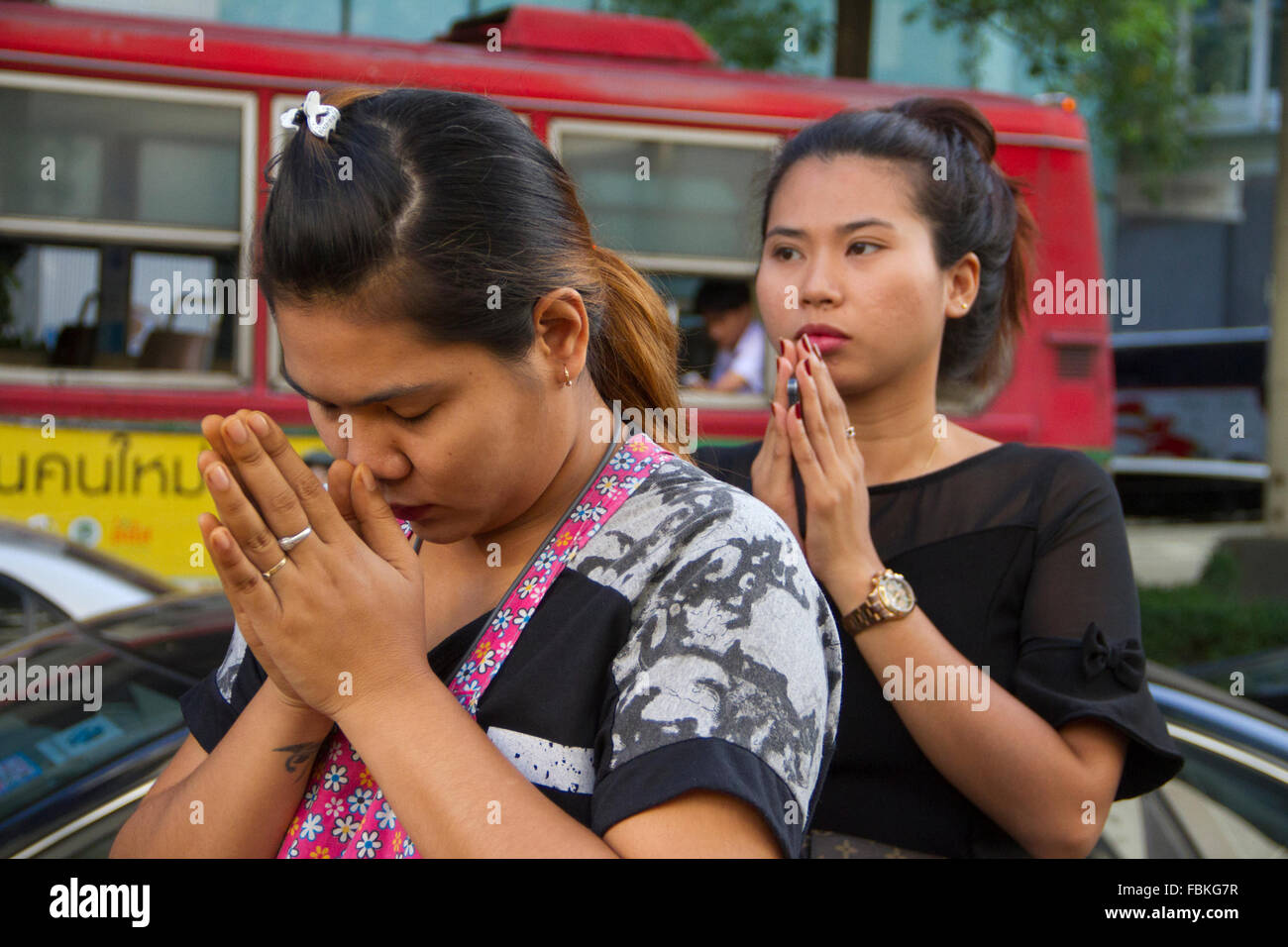 I venditori ambulanti che pregano a una cerimonia religiosa in onore delle vittime del bombardamento letale al Santuario di Erawan a Bangkok, in Thailandia. Almeno 21 persone sono state uccise nel paese la peggiore mai bombardamenti che anche feriti oltre cento persone. Foto Stock