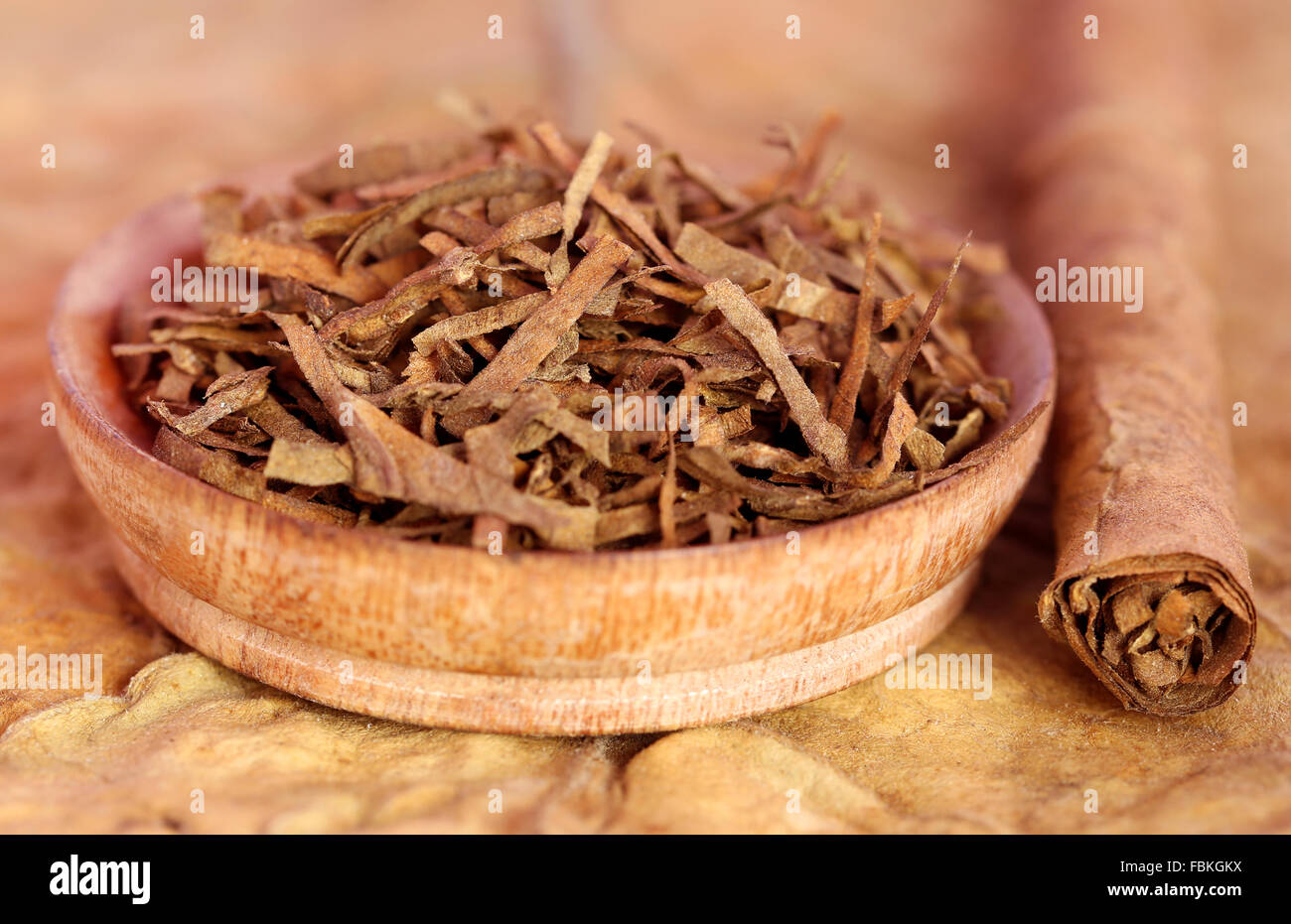 Close up asciutto e laminati di foglie di tabacco Foto Stock